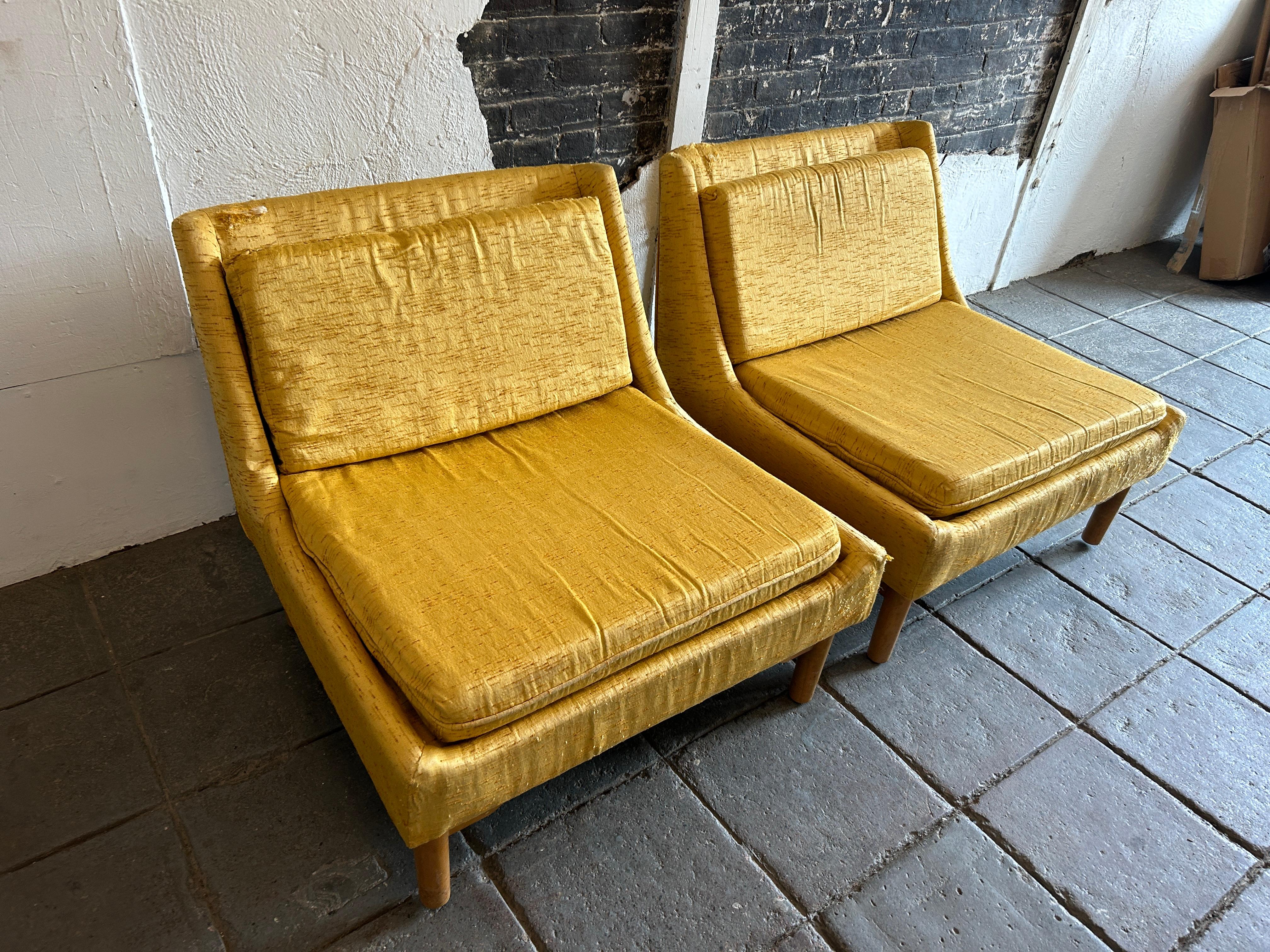 Milieu du XXe siècle Paire de fauteuils de salon bas modernes du milieu du siècle dernier avec base en érable par Conant Ball en vente