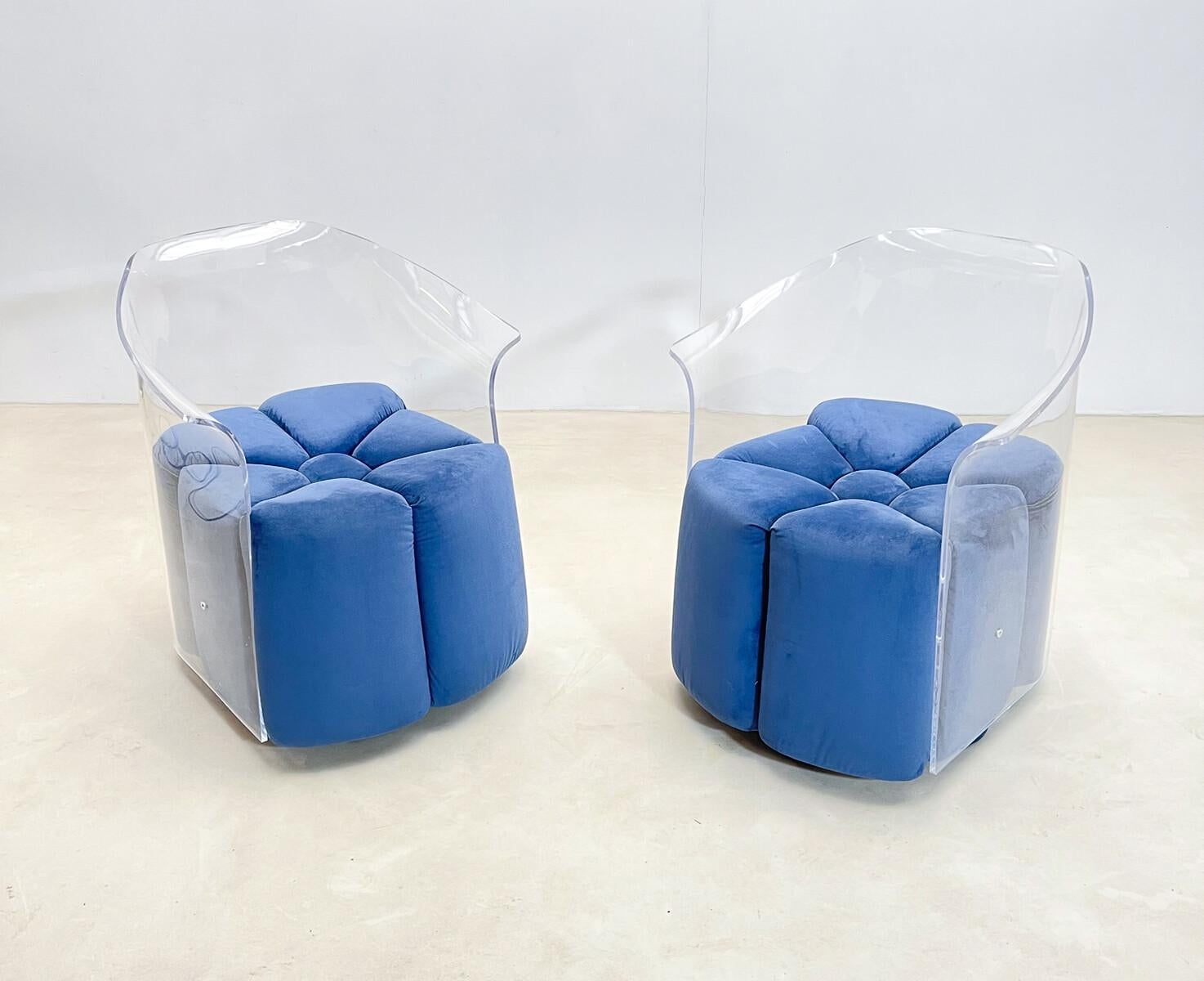 Mid-Century Modern pair of lucite armchairs, blue velvet, Italy, 1970s.