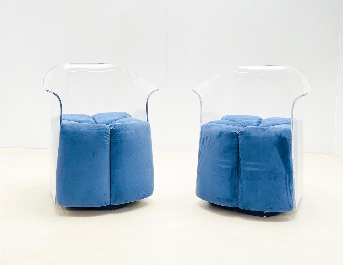 Mid-Century Modern Pair of Lucite Armchairs, Blue Velvet, Italy, 1970s For Sale 4
