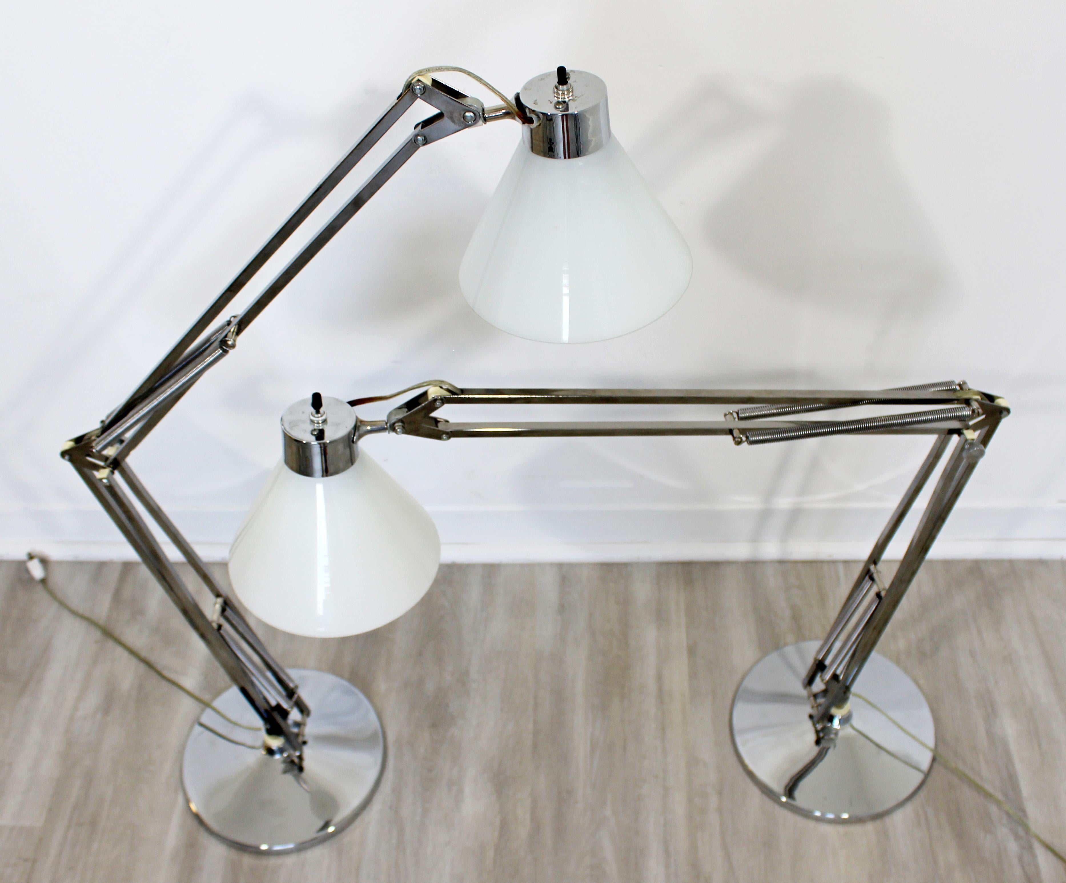 Mid-Century Modern Pair of Luxo Chrome Adjustable Table Lamps Scandinavian In Good Condition In Keego Harbor, MI