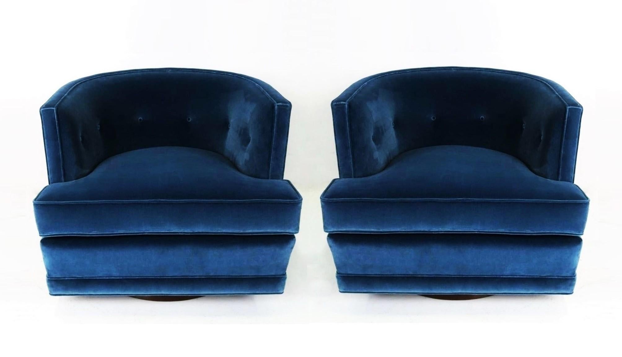 Mid-Century Modern Pair of Luxurious Blue Velvet Swivel Lounge Chairs In Excellent Condition In Dallas, TX