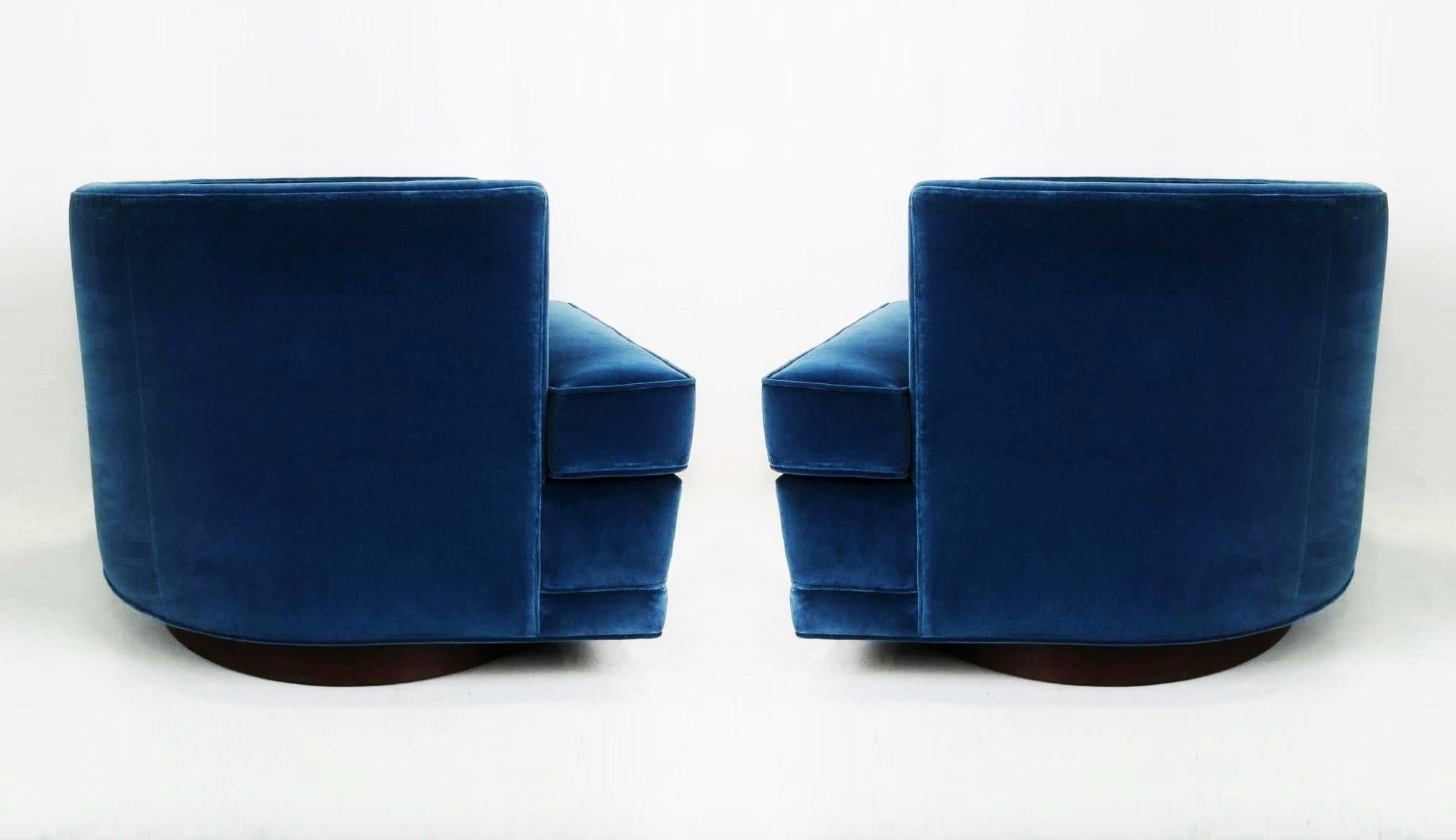 Mid-20th Century Mid-Century Modern Pair of Luxurious Blue Velvet Swivel Lounge Chairs