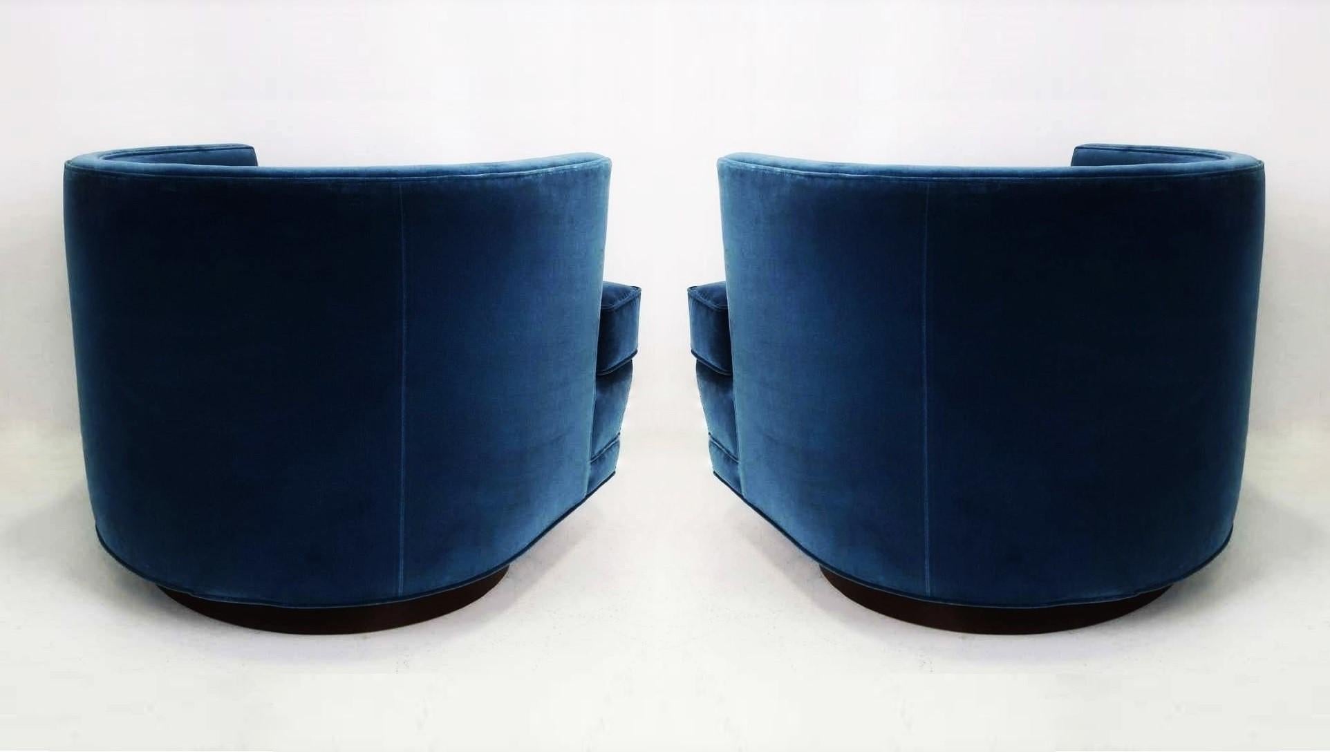 American Mid-Century Modern Pair of Luxurious Blue Velvet Swivel Lounge Chairs