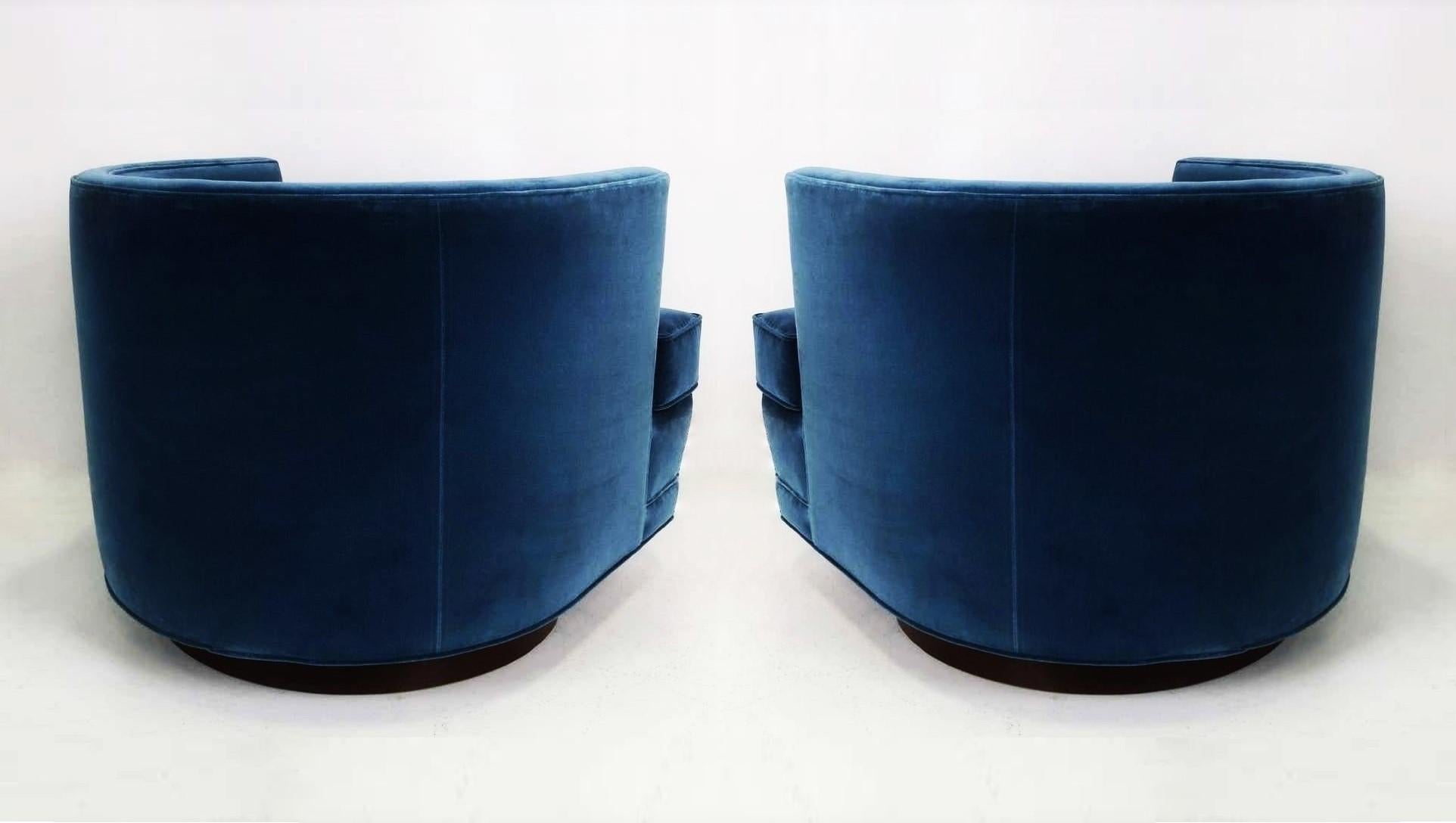Mid-Century Modern Pair of Luxurious Blue Velvet Swivel Lounge Chairs 1