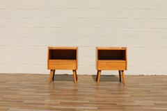 Mid-Century Modern Pair of Maple Nightstands in the Style of Heywood-Wakefield