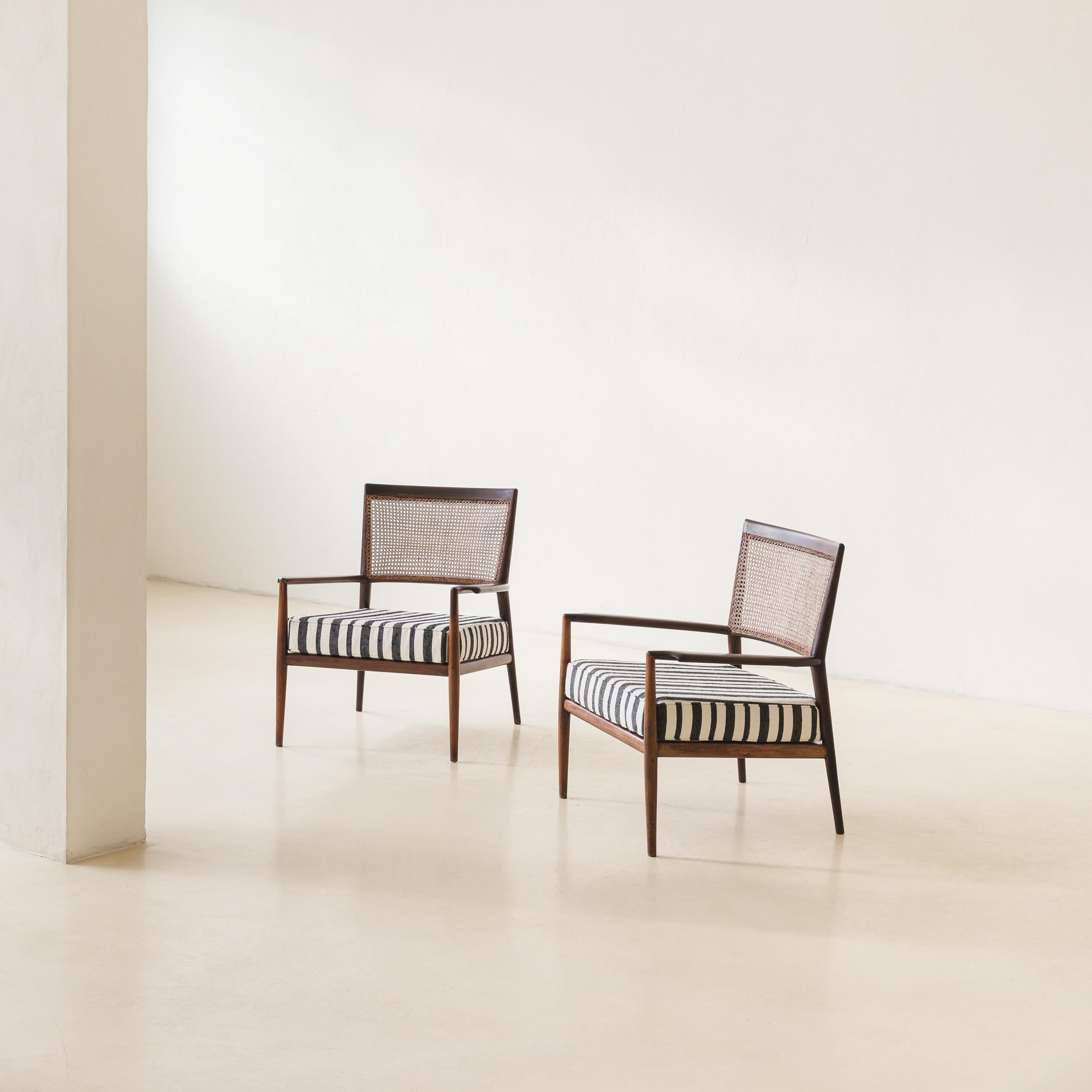 El Sillón MF5 fue diseñado en 1953 por Carlos Milan y Miguel Forte y producido por Branco & Preto, un estudio de arquitectura y diseño que abrió sus puertas en 1952 en São Paulo.

Branco & Preto fue uno de los precursores brasileños de la