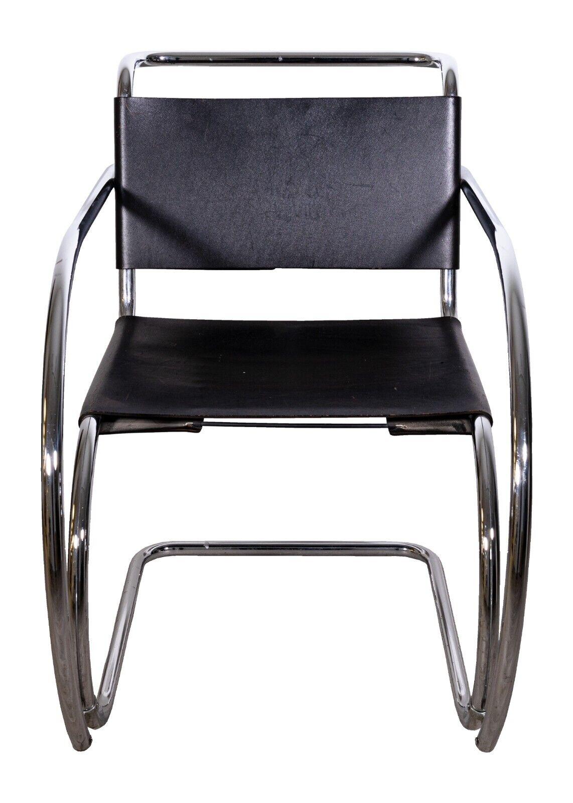 Ein Paar Mies Van Der Rohe Mr Lounge Stühle. Dies ist eine absolut wunderbare Reihe von Lounge-Sesseln. Diese Stühle haben eine verchromte Metallkonstruktion mit Sitzen und Rückenlehnen aus schwarzem Leder. Diese Stühle haben eine fantastische