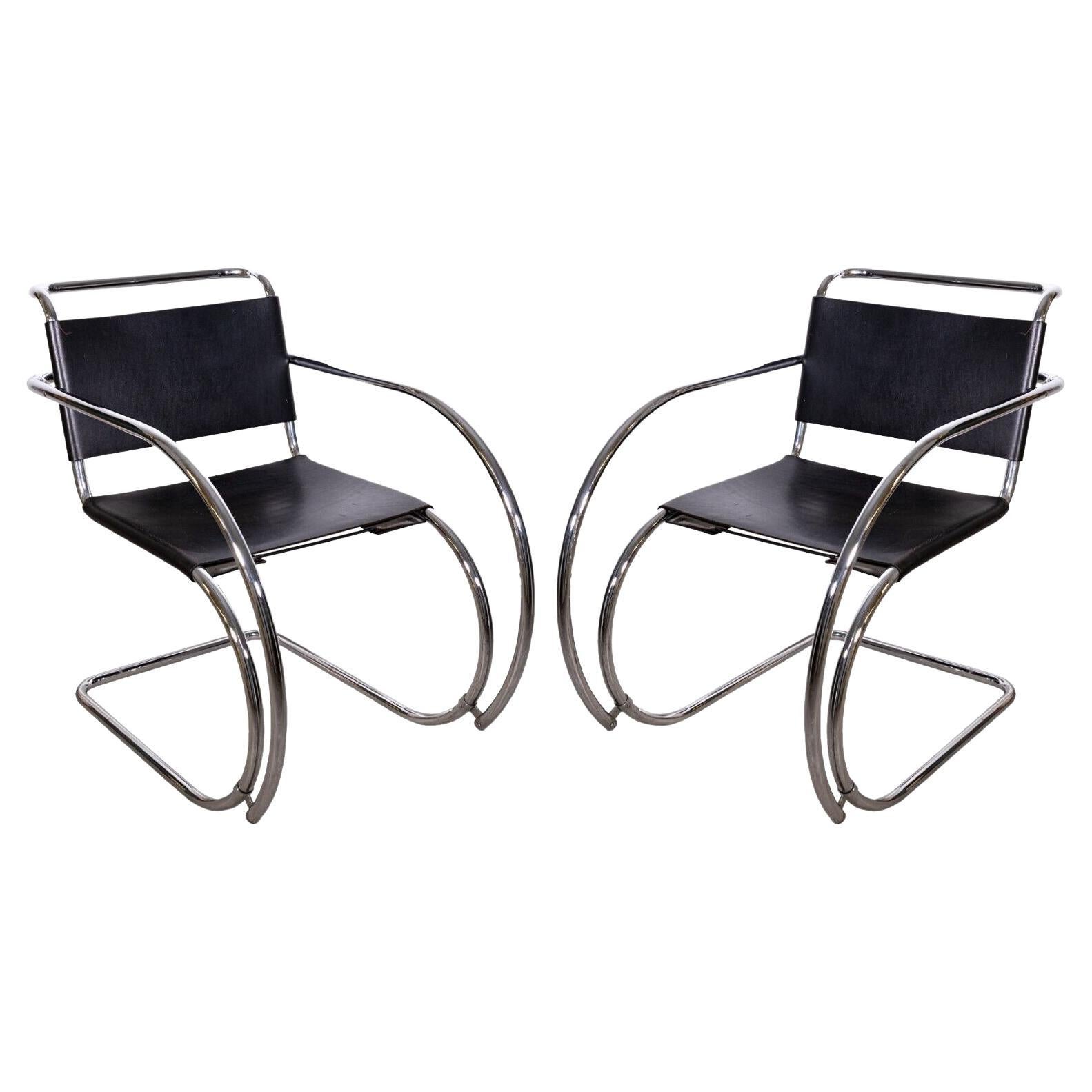 MiesVan Der Rohe paire de chaises longues Mr en chrome et cuir mi-siècle moderne