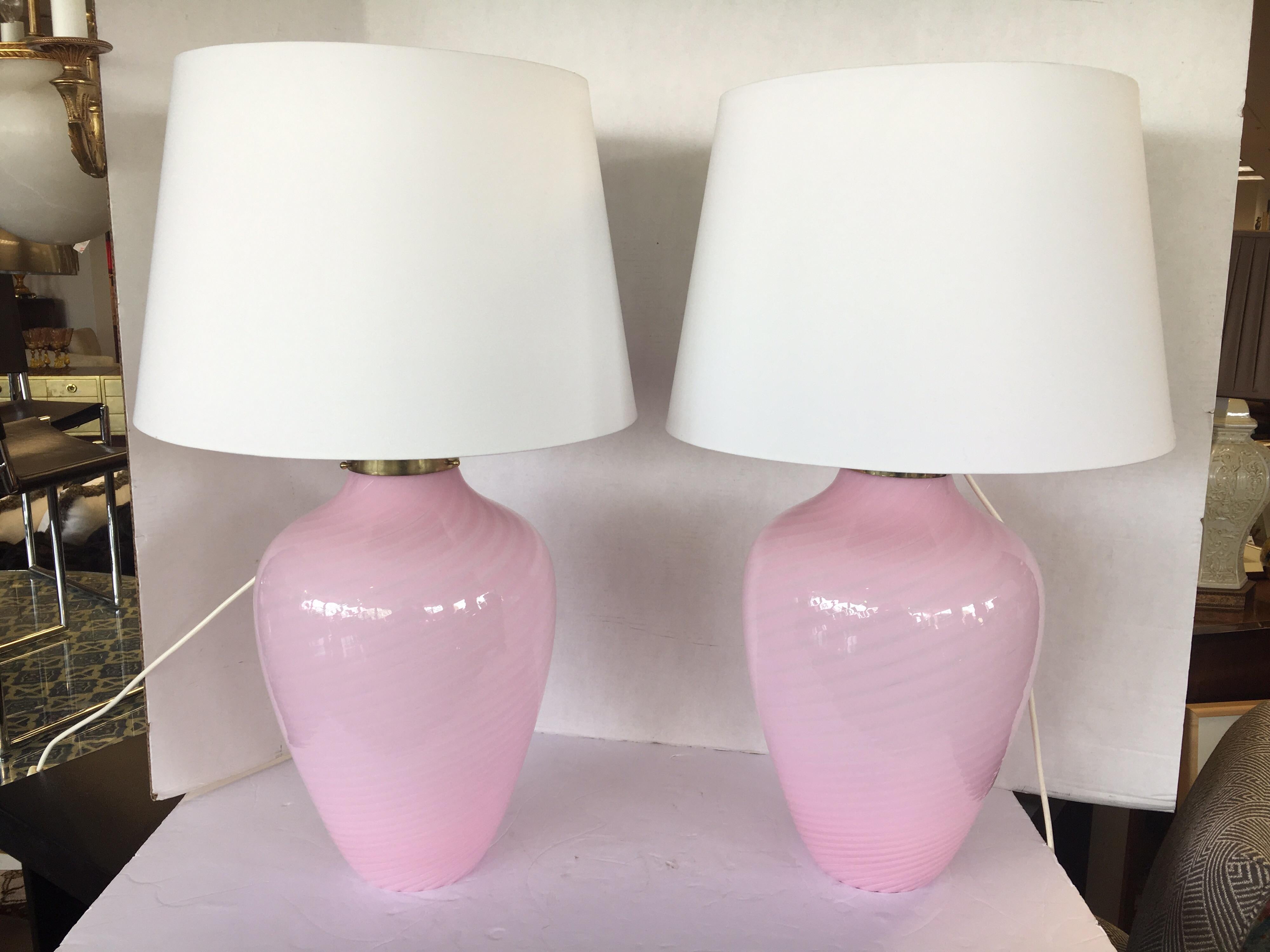 Elegant pair of Murano glass pink swirl bulbous table lamps. Made in Italy, circa 1970s. Note that shade are not original. Wired for US and in working order.