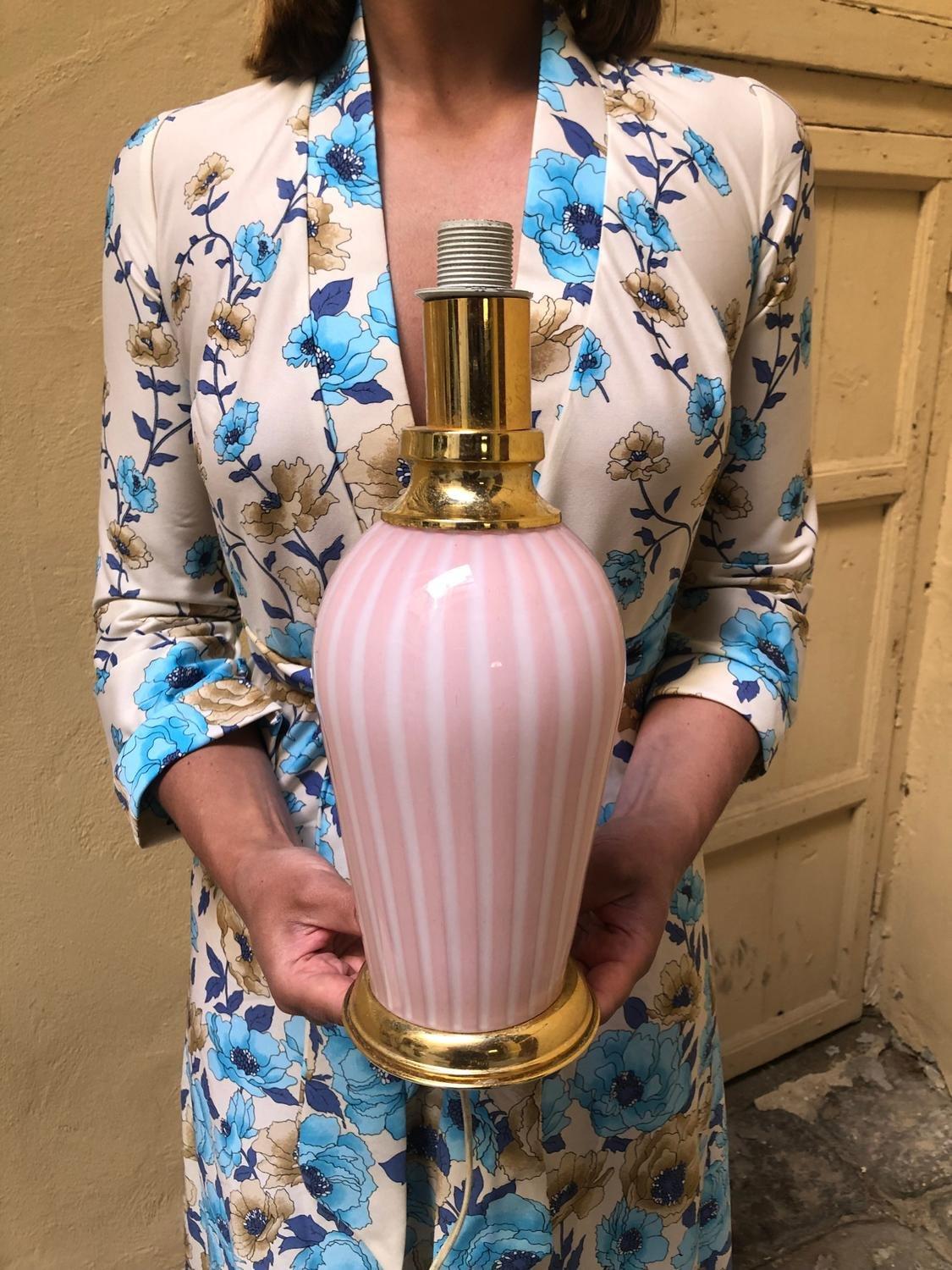 Mid-Century Modern Pair of Murano Glass Pink Swirl Table Lamps, Made in Italy In Good Condition For Sale In Palermo, PA