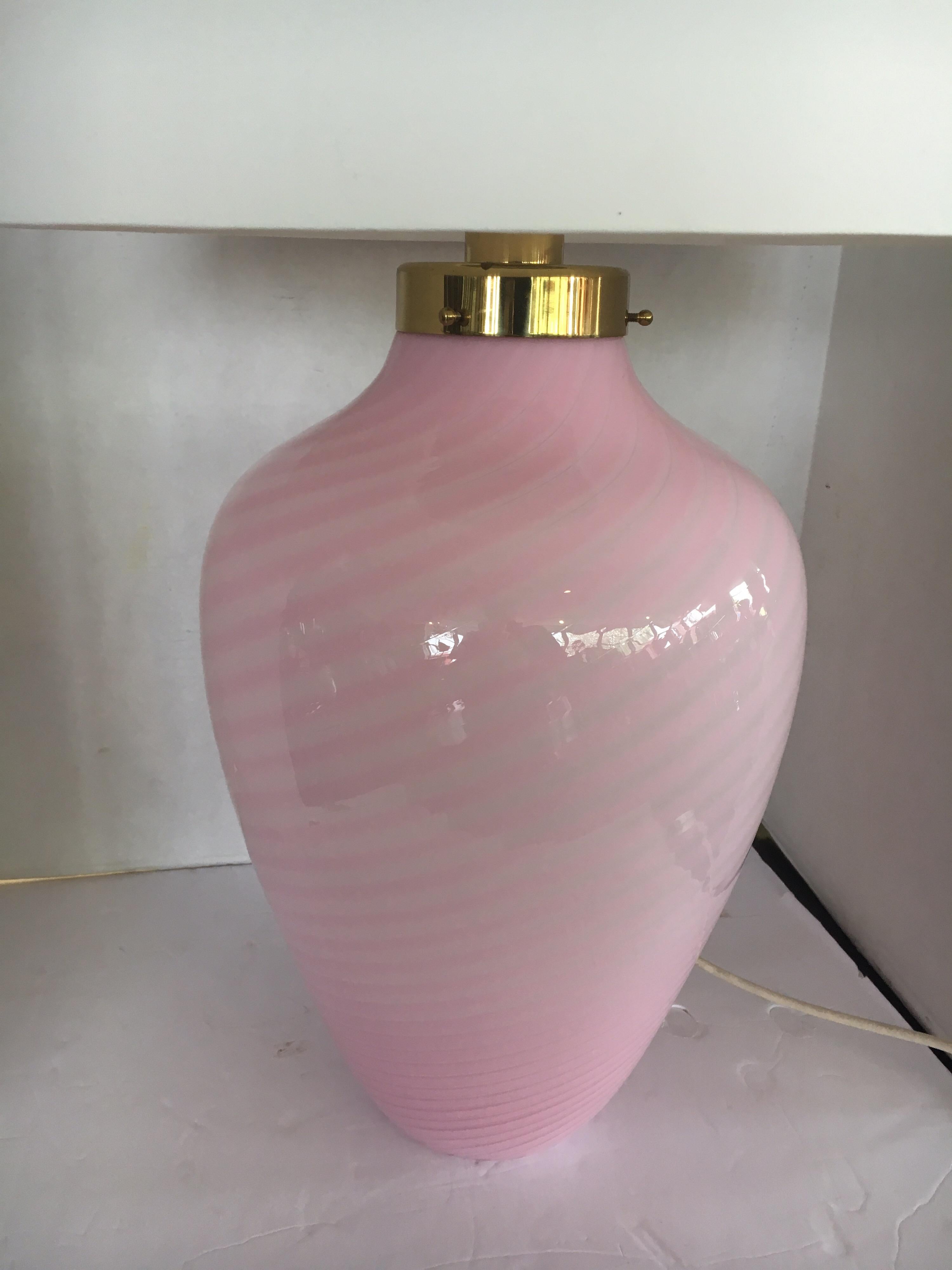 Mid-Century Modern Pair of Murano Glass Pink Swirl Table Lamps Made in Italy In Good Condition In West Hartford, CT