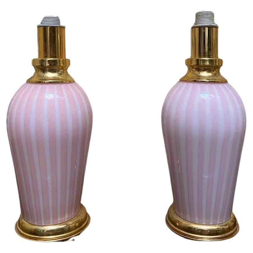 Paire de lampes de table en verre de Murano en forme de tourbillon rose, fabriques en Italie.