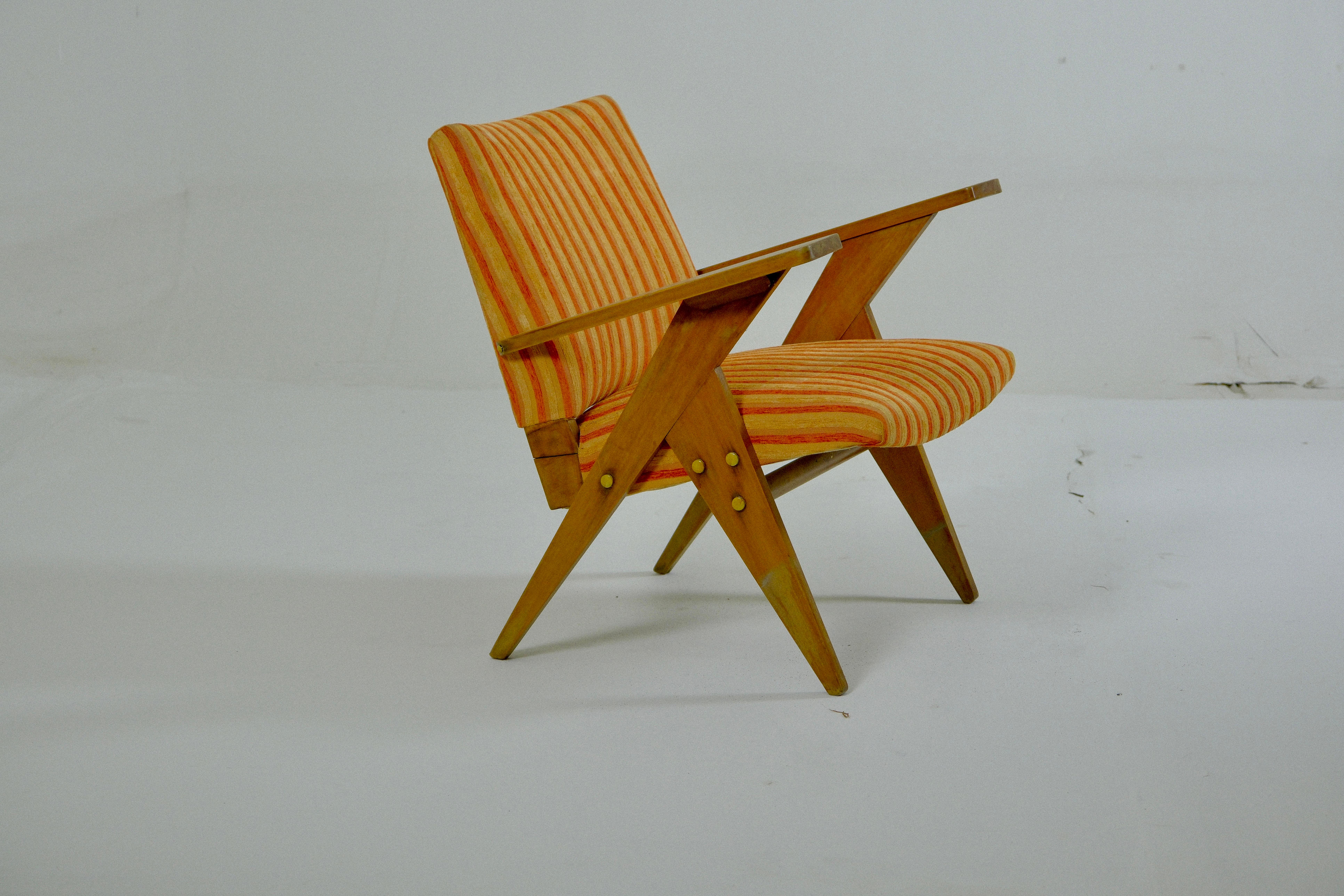 Mid-Century Modern Pair of 'N' Lounge Chairs by Zanine Caldas, 1960s

Pair of armchairs in solid wood, upholstered in fabric.