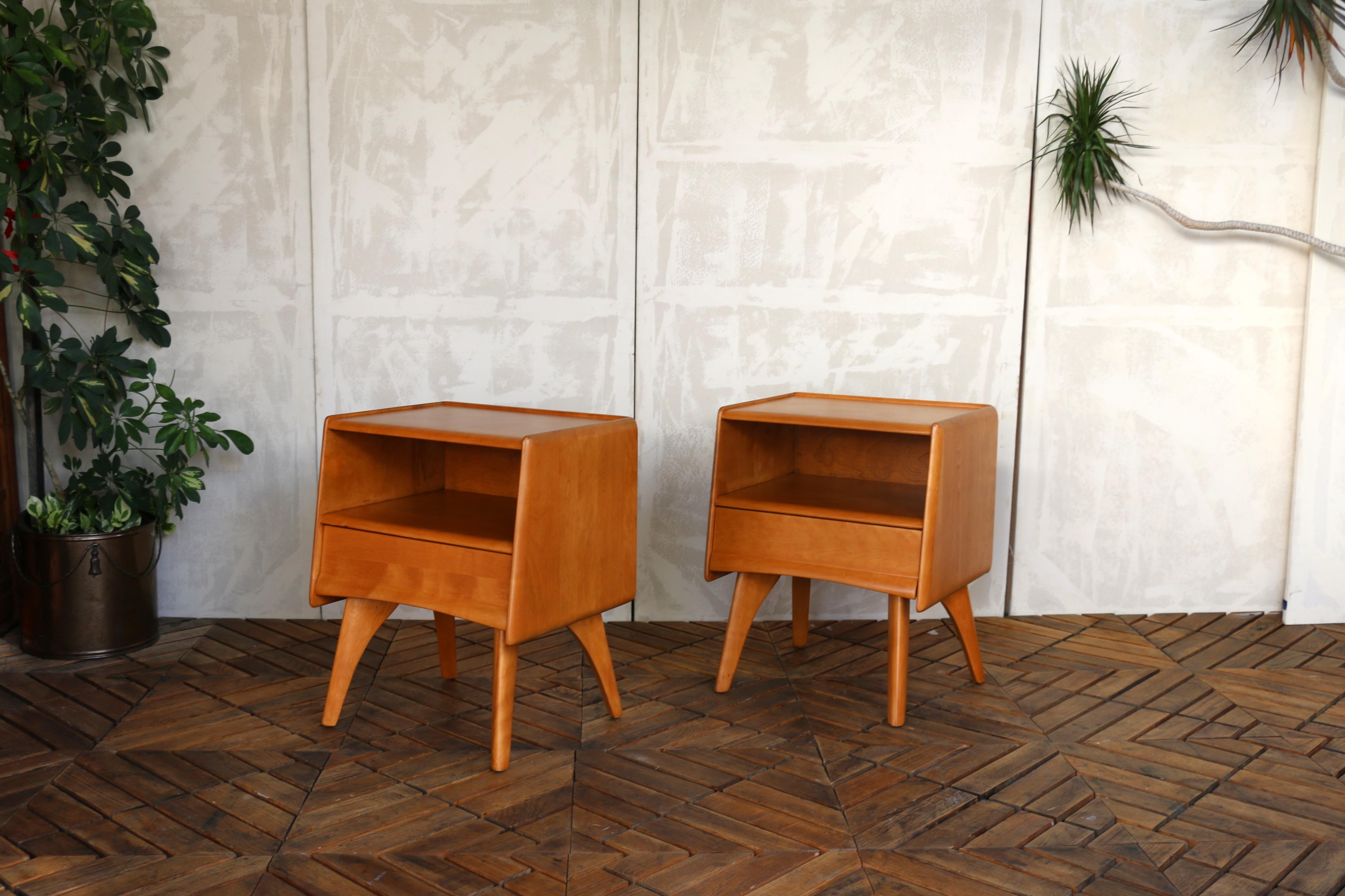 Paire de tables de nuit modernes du milieu du siècle par Heywood Wakefield, Circa 1950s en vente 9