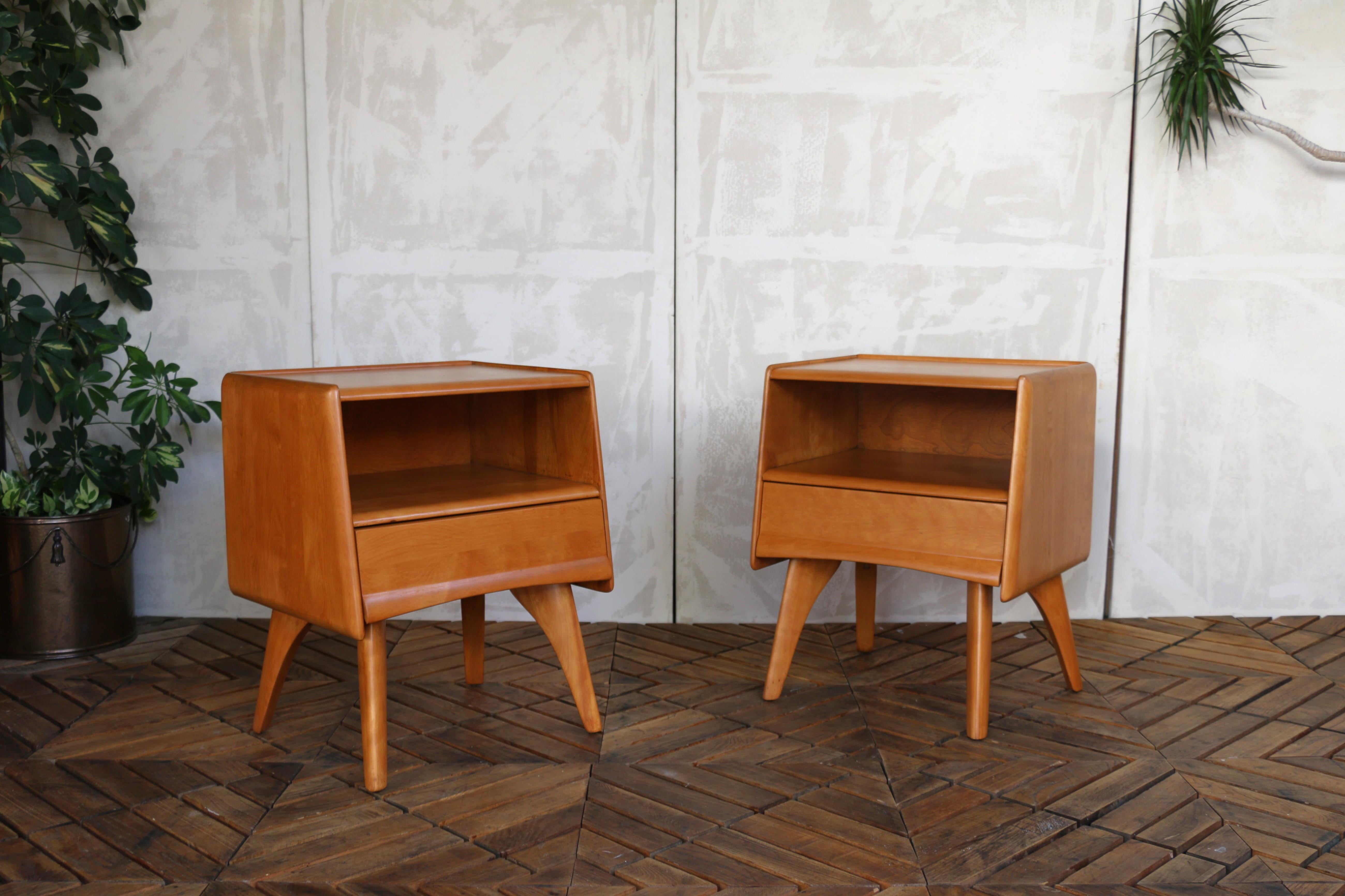 Paire de tables de nuit modernes du milieu du siècle par Heywood Wakefield, Circa 1950s en vente 10