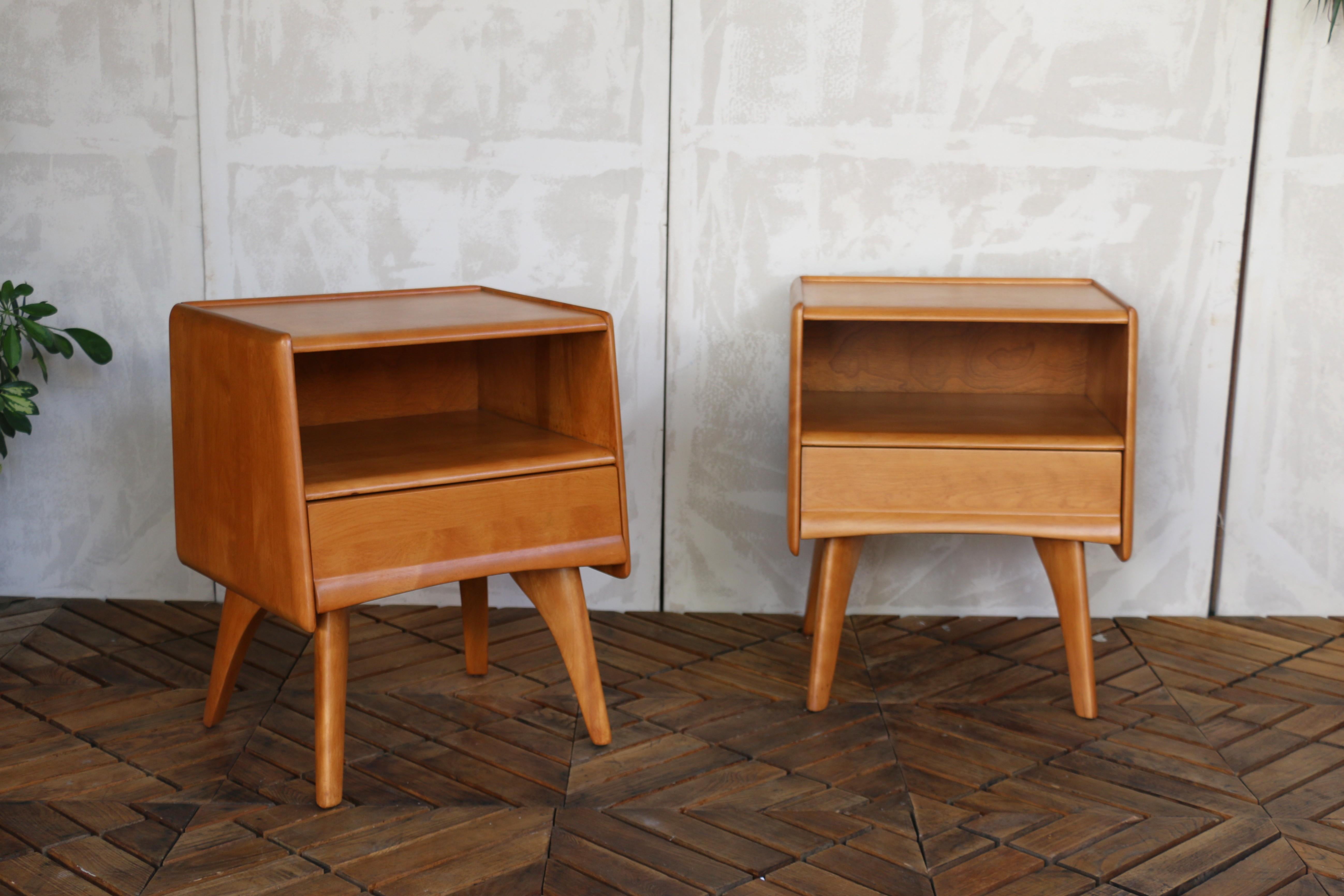 Paire de tables de nuit modernes du milieu du siècle par Heywood Wakefield, Circa 1950s en vente 11