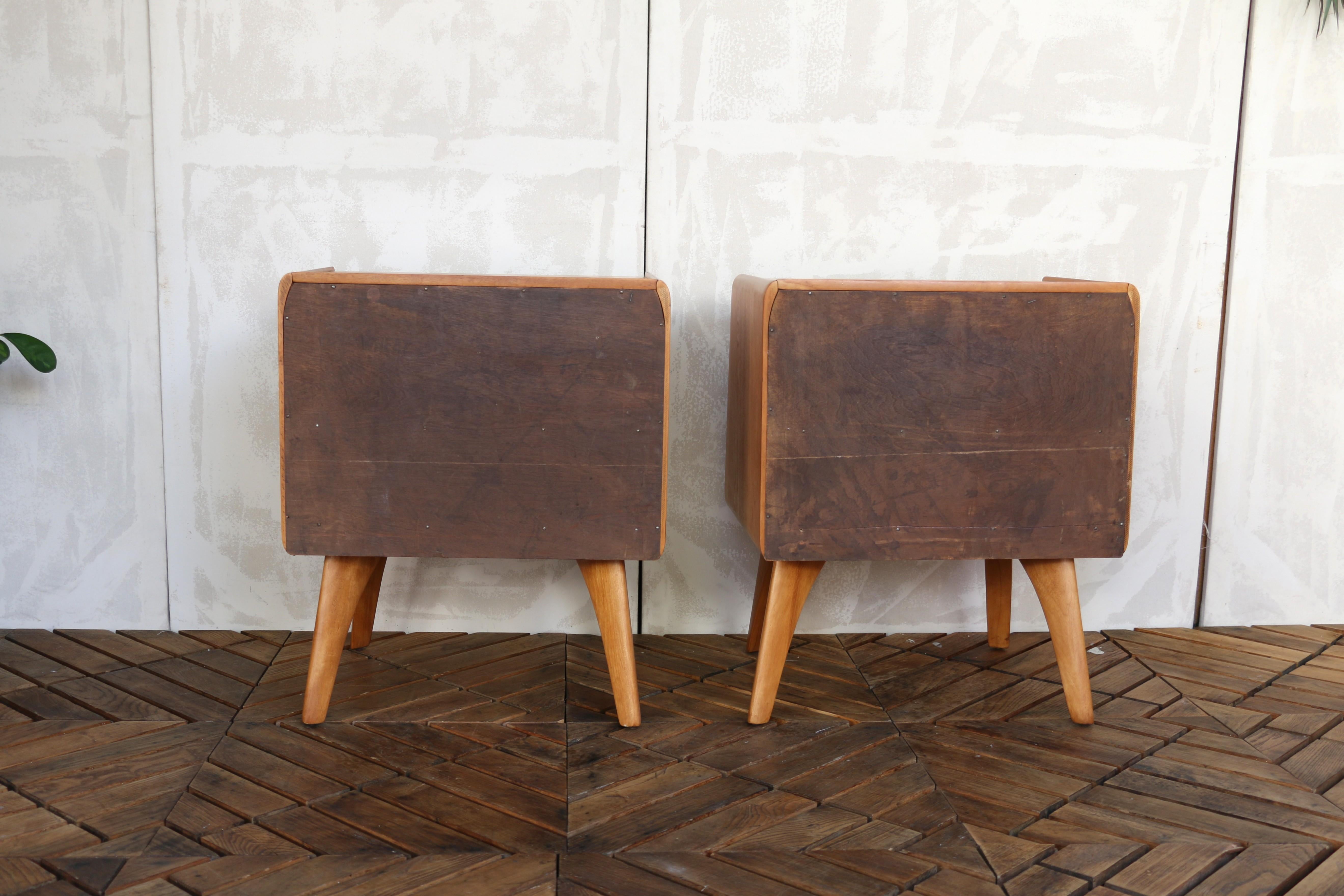 Spectaculaire paire de tables de nuit vintage faisant partie de la très estimée Collection Trophy, connue pour son design moderne du milieu du siècle et sa qualité d'exécution. Il s'agit de modèles originaux Heywood-Wakefield (la marque du fabricant
