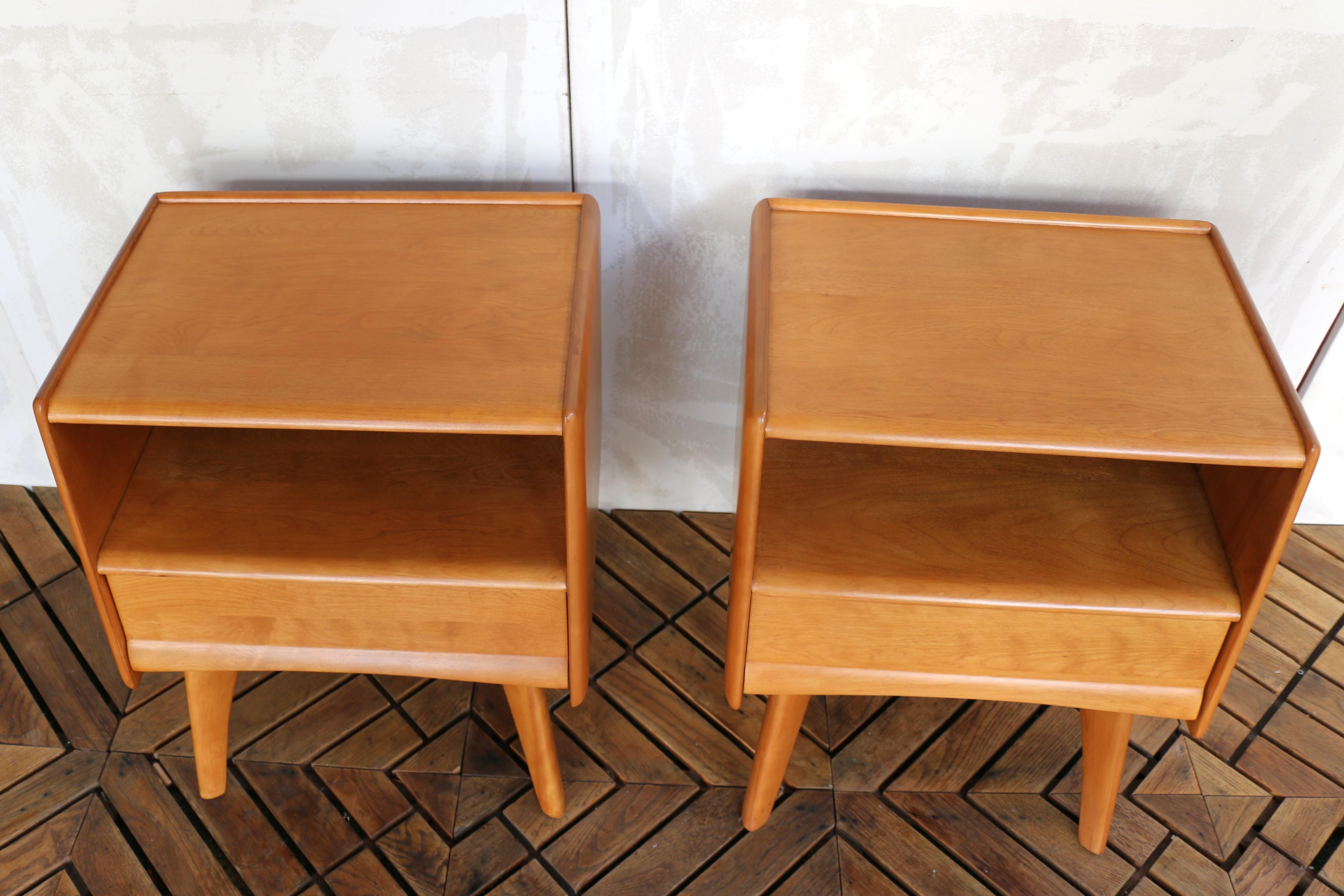 Paire de tables de nuit modernes du milieu du siècle par Heywood Wakefield, Circa 1950s en vente 13