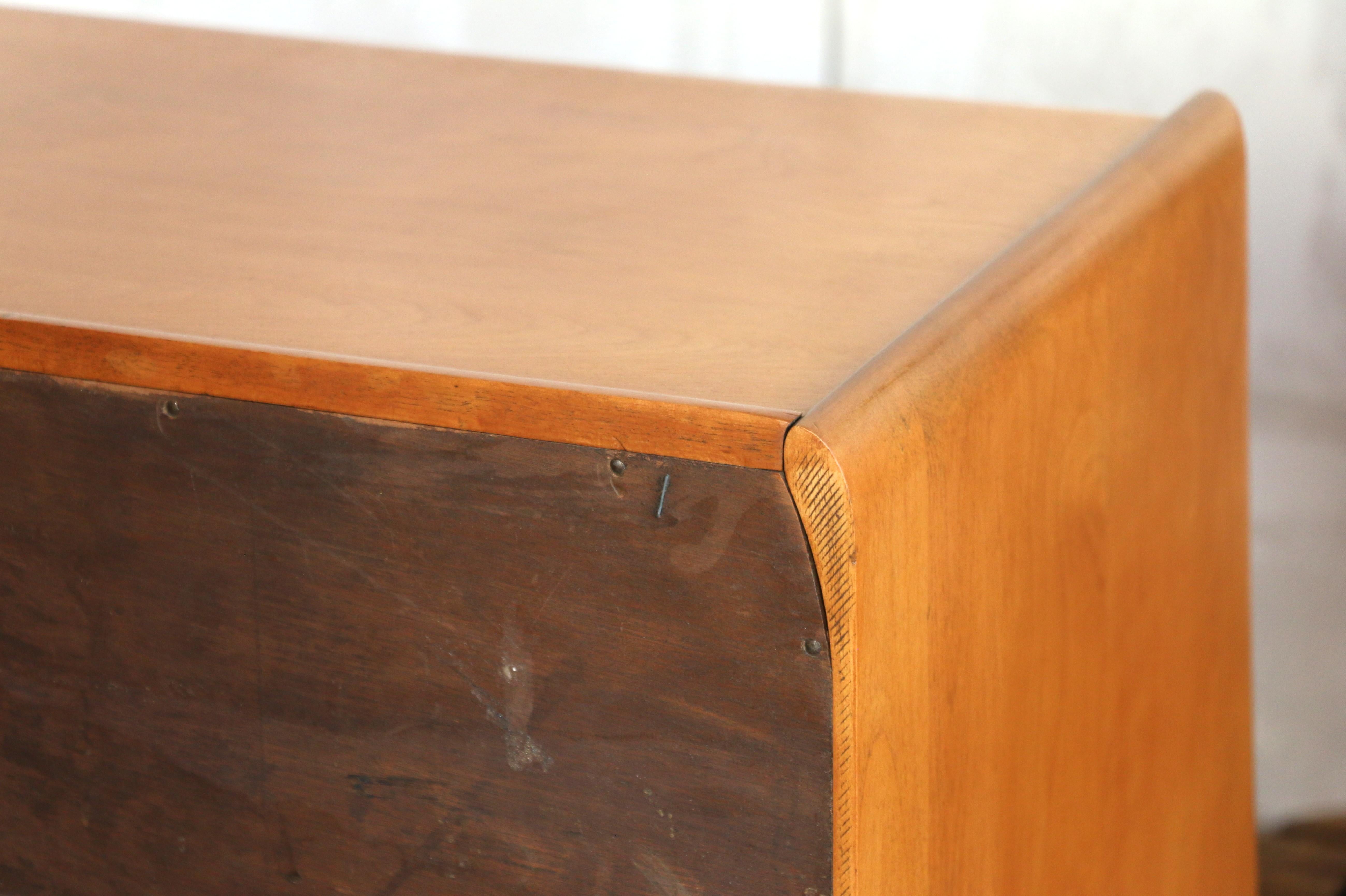 Mid-Century Modern Paire de tables de nuit modernes du milieu du siècle par Heywood Wakefield, Circa 1950s en vente