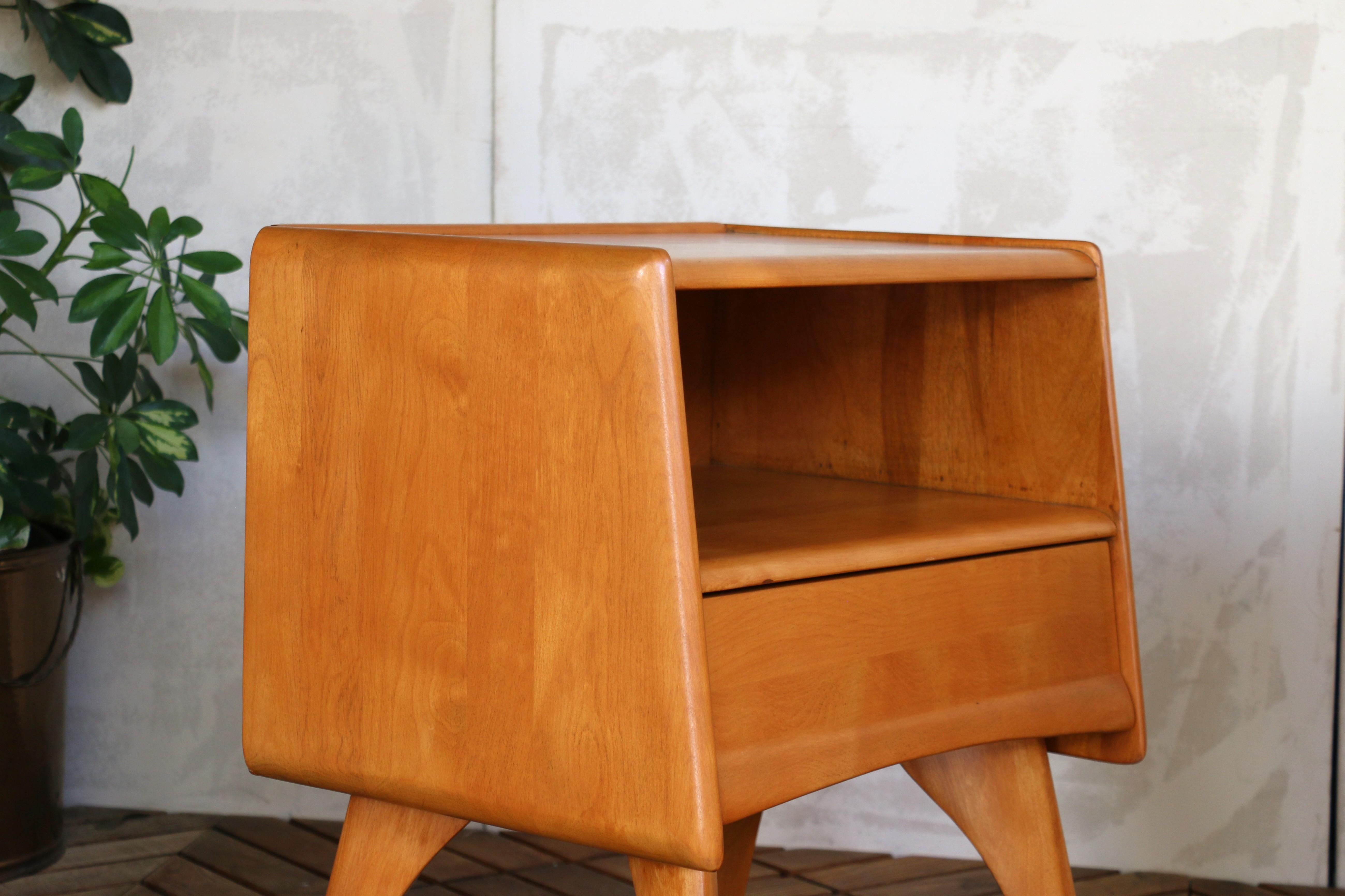 Américain Paire de tables de nuit modernes du milieu du siècle par Heywood Wakefield, Circa 1950s en vente