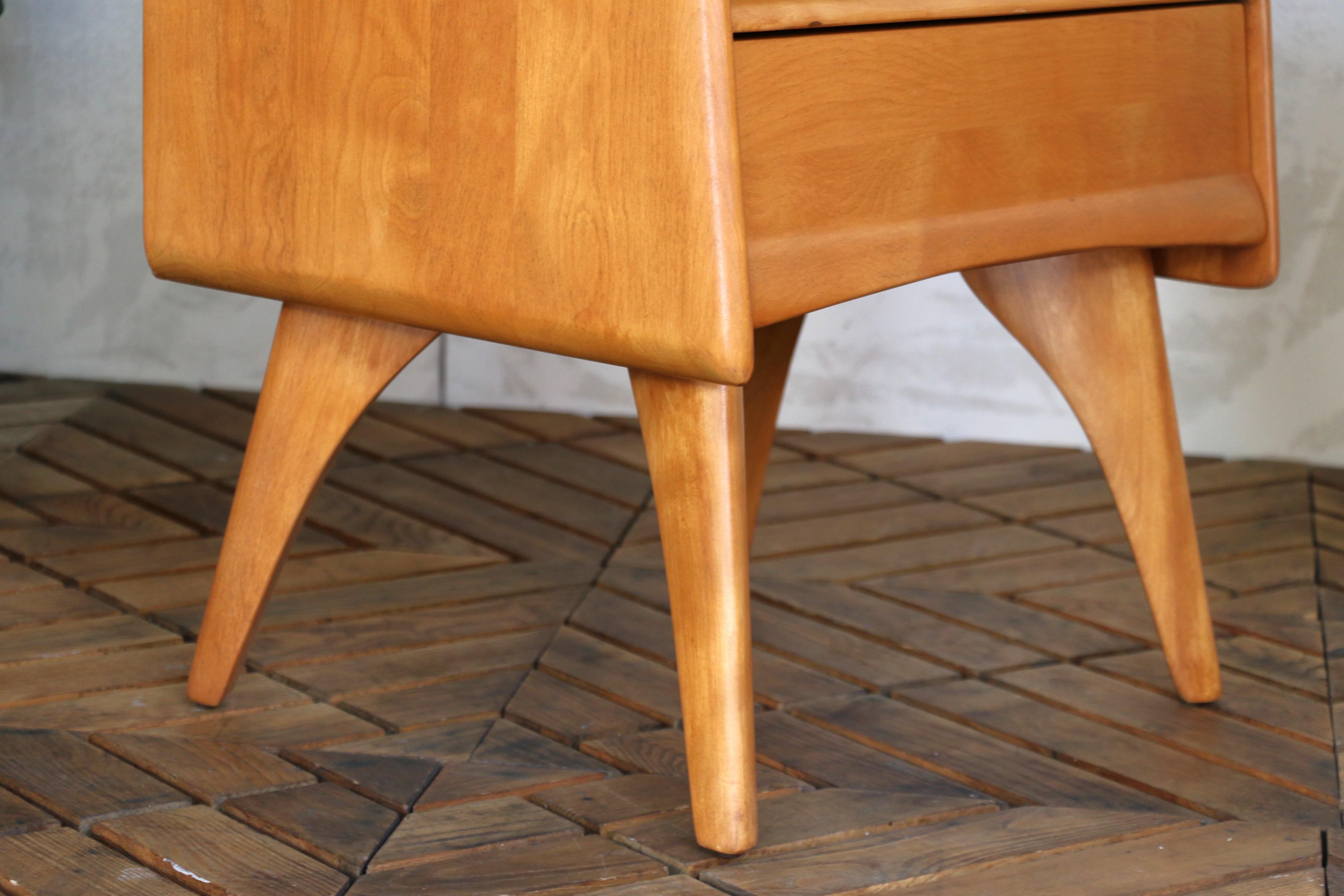 Paire de tables de nuit modernes du milieu du siècle par Heywood Wakefield, Circa 1950s Bon état - En vente à North Hollywood, CA