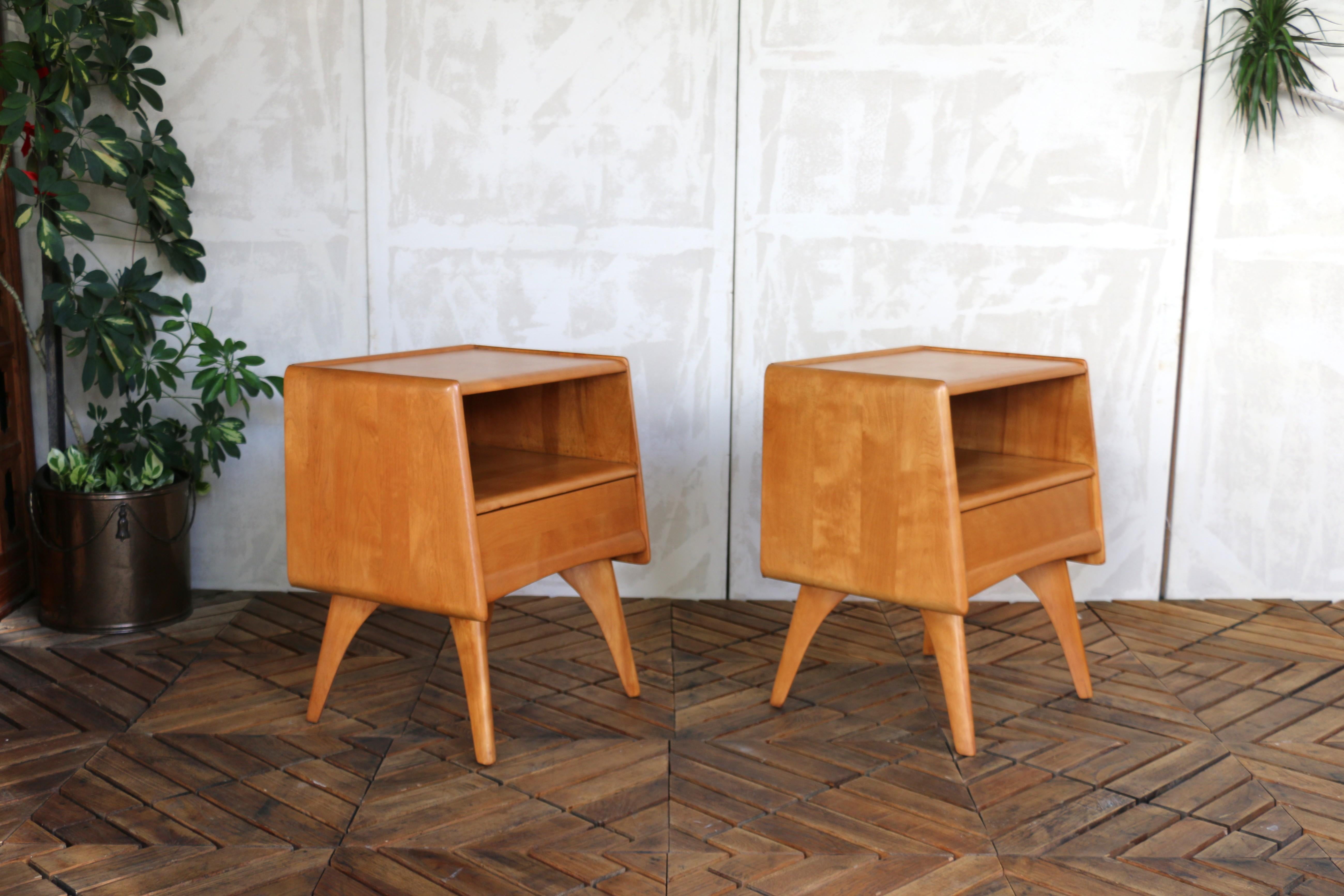Milieu du XXe siècle Paire de tables de nuit modernes du milieu du siècle par Heywood Wakefield, Circa 1950s en vente