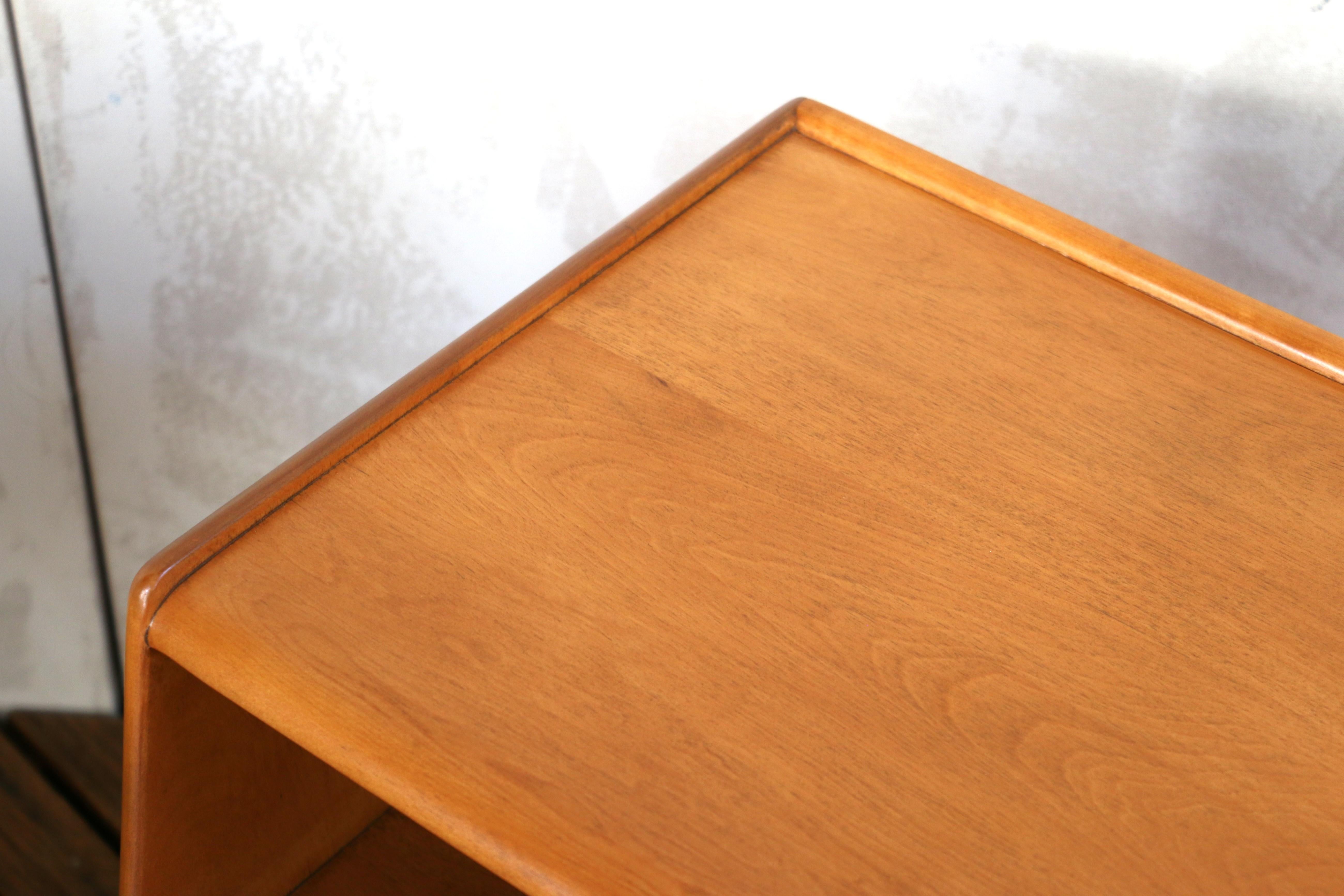Érable Paire de tables de nuit modernes du milieu du siècle par Heywood Wakefield, Circa 1950s en vente