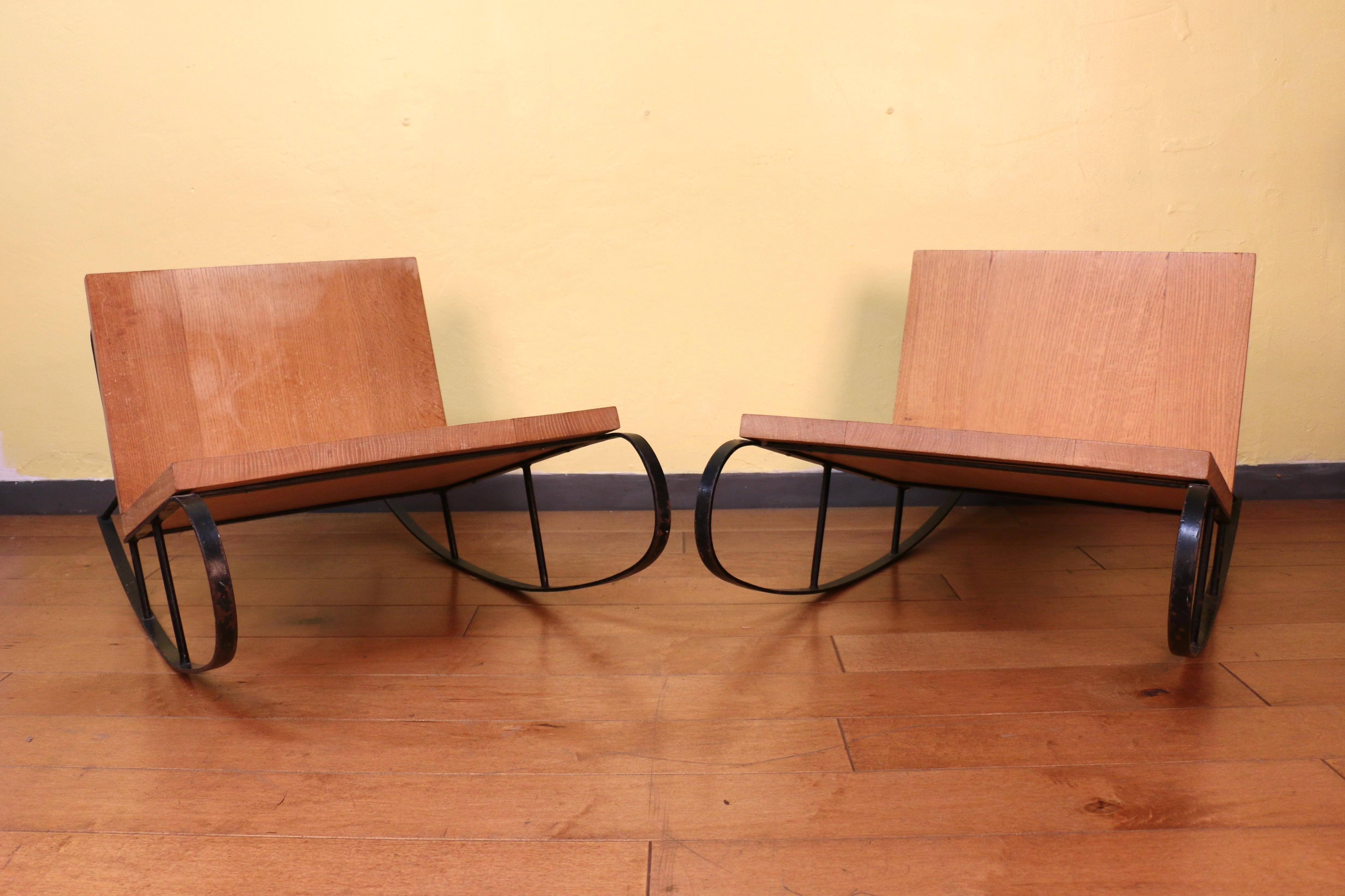 Francese Coppia di sedie a scaffale in Oak e metallo del Mid Century Modern, anni '70 in vendita