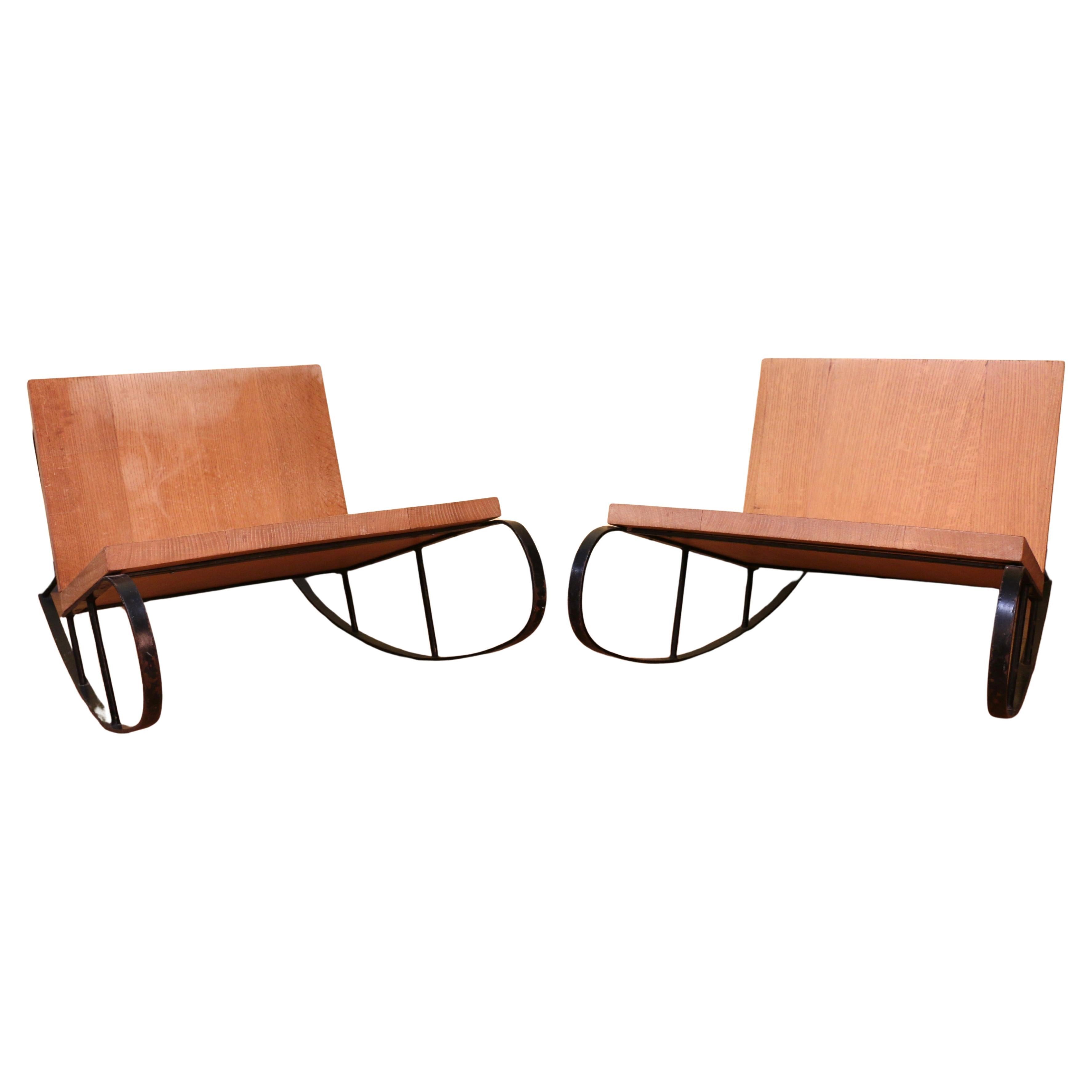 Coppia di sedie a scaffale in Oak e metallo del Mid Century Modern, anni '70 in vendita