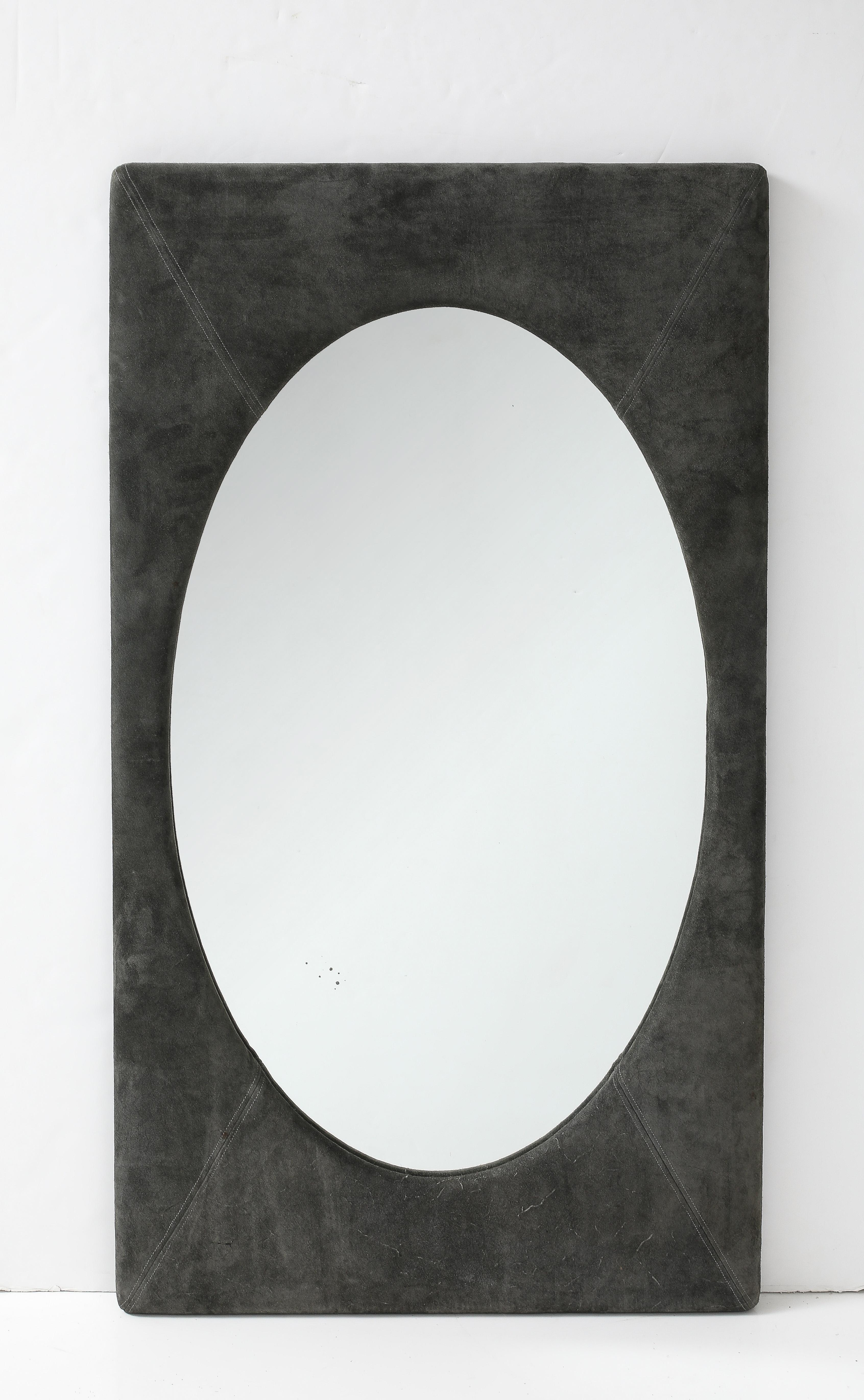 The Moderns Modern Paire de miroirs muraux ovales par Sergio Rodrigues, 1960s

Paire de miroirs muraux ovales avec structure en contreplaqué recouvert de tissu.






