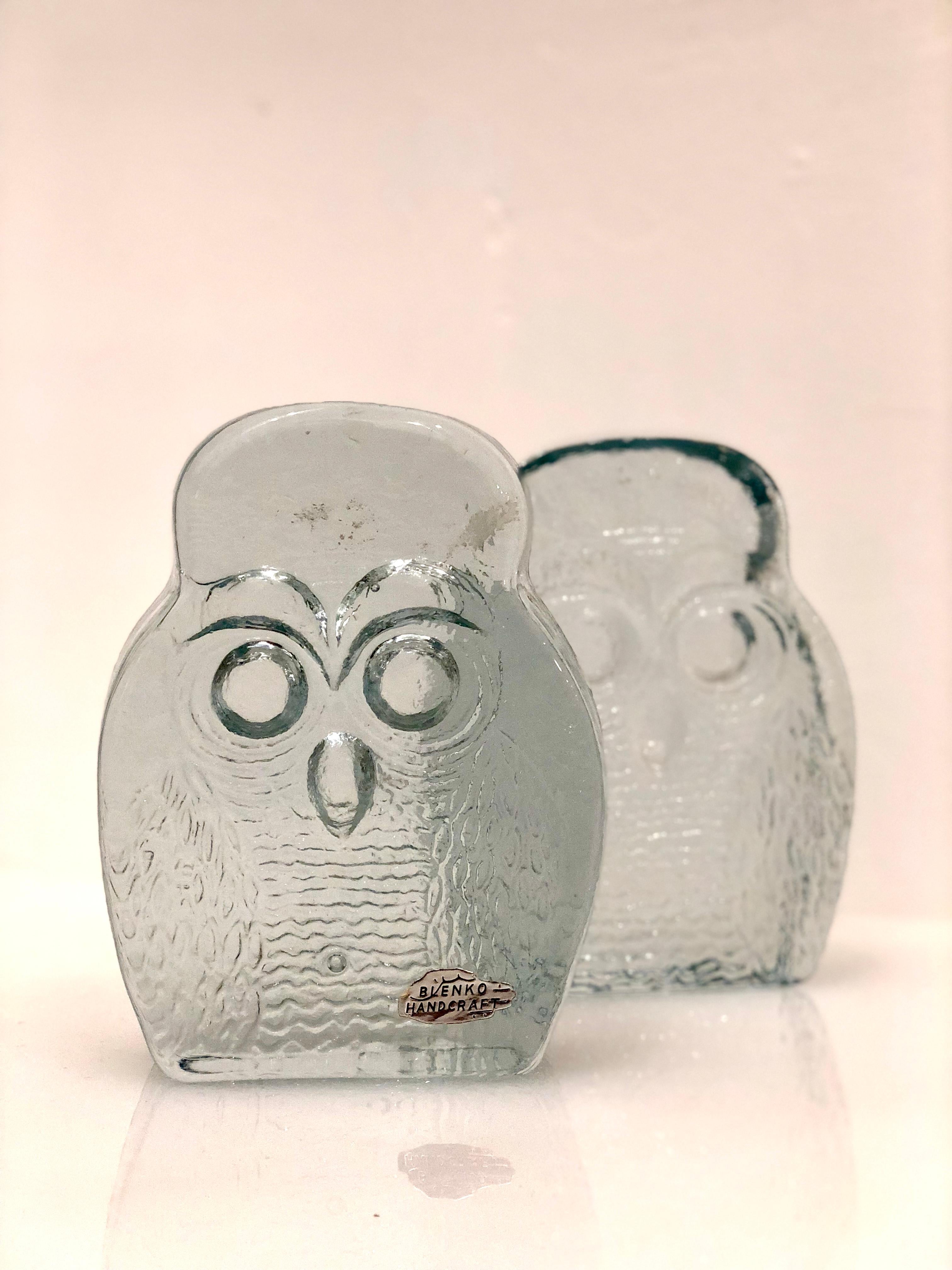 Nice pair of Blenko handcrafted owl bookends, clear glass a small fleabite on the bottom of one and the other has small chip as shown, the pair is sold in AS/IS condition.