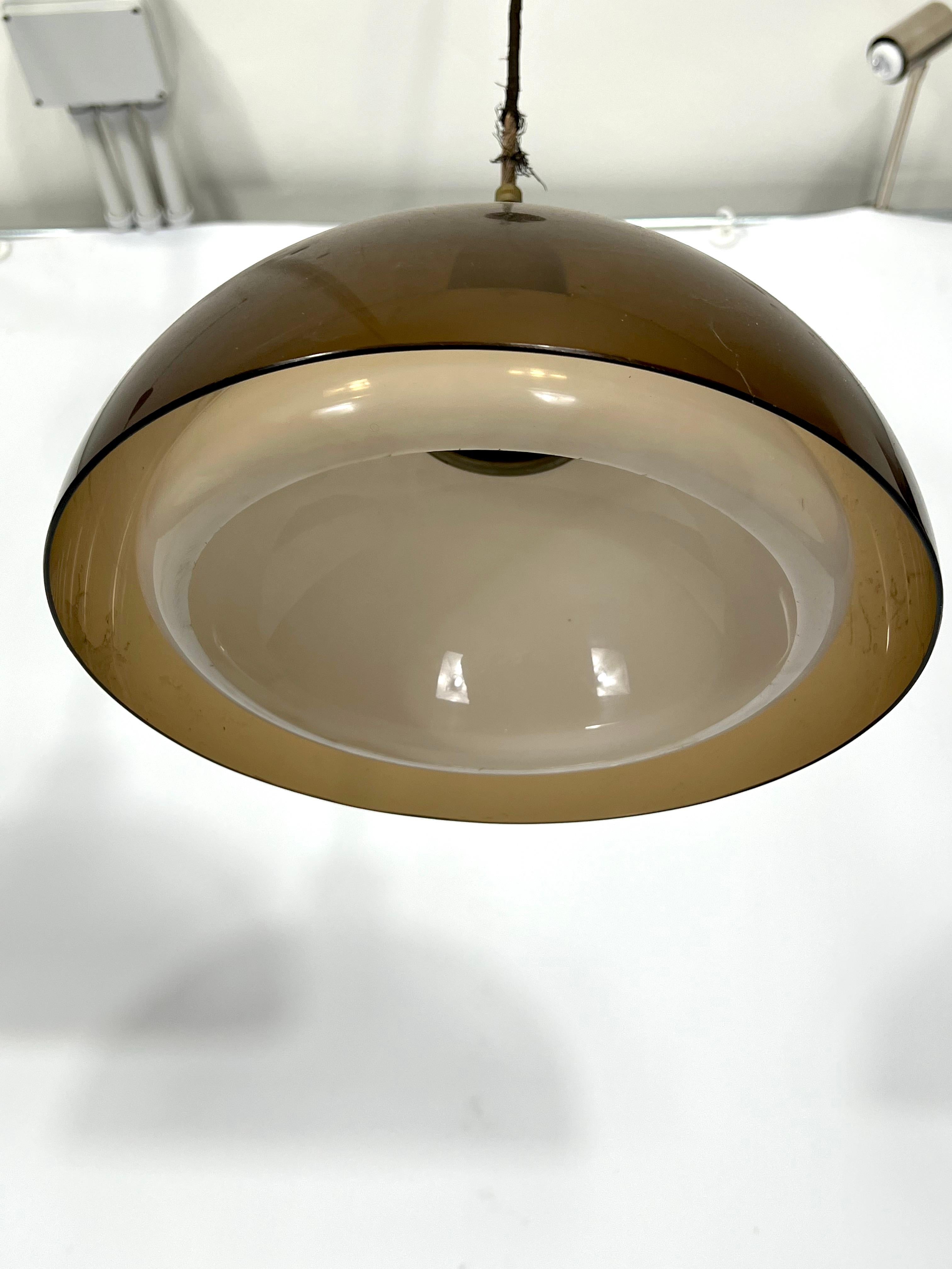Coppia di lampadari in plexiglass della metà del secolo scorso di Candle in vendita 3