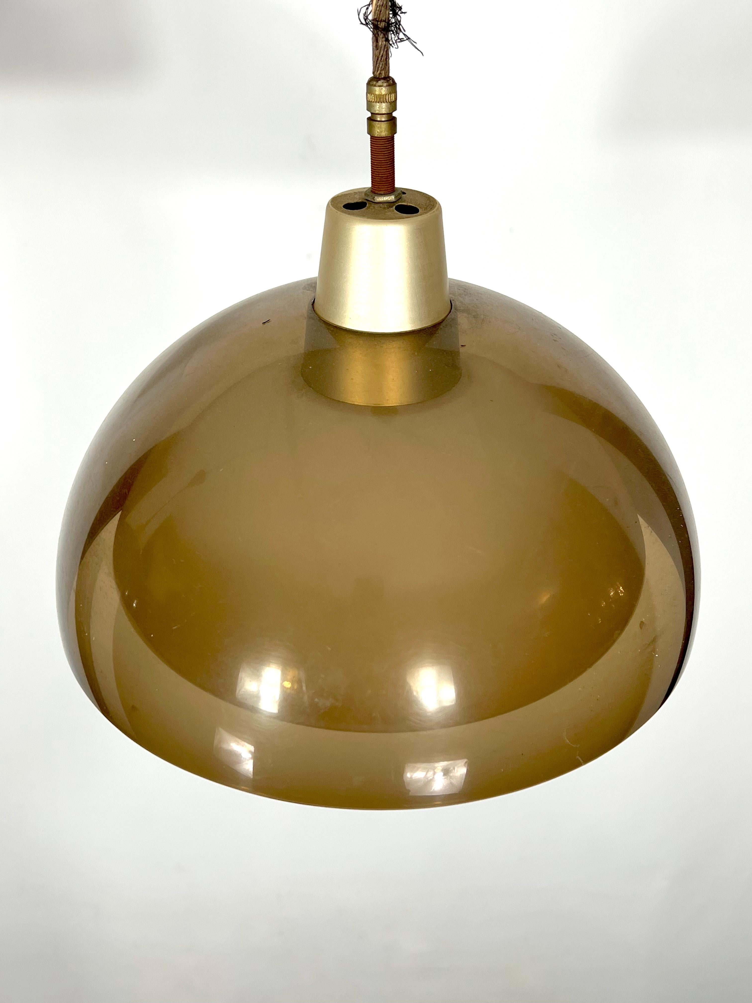 Coppia di lampadari in plexiglass della metà del secolo scorso di Candle in vendita 1