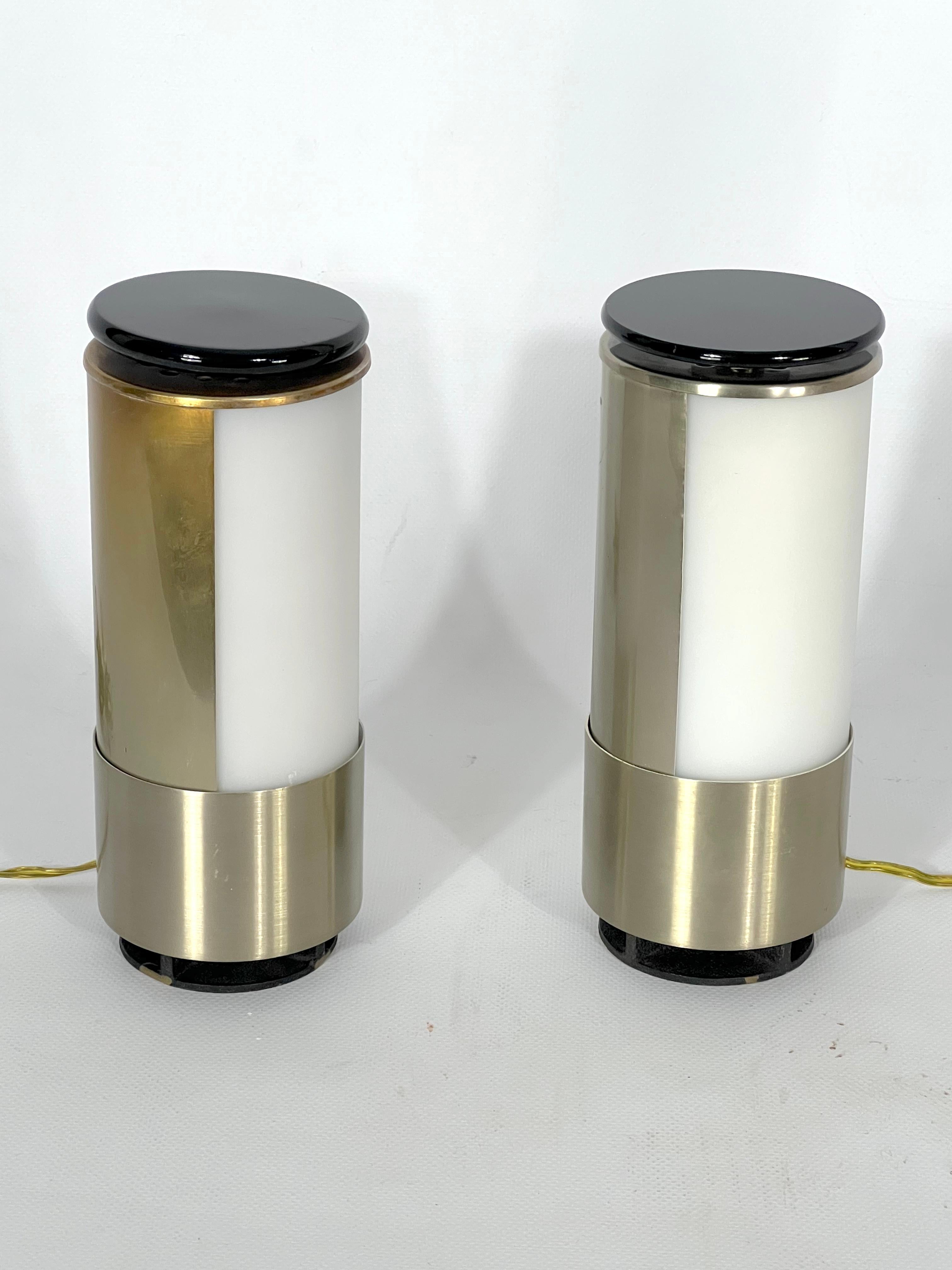 Guter Vintage-Zustand mit Alters- und Gebrauchsspuren für diesen Satz von zwei Tischlampen, die von Lumi Milano in den 60er Jahren hergestellt wurden. Hergestellt aus genietetem Messing, Lack und Opalglas. Das Licht kann durch einen Metallschirm im