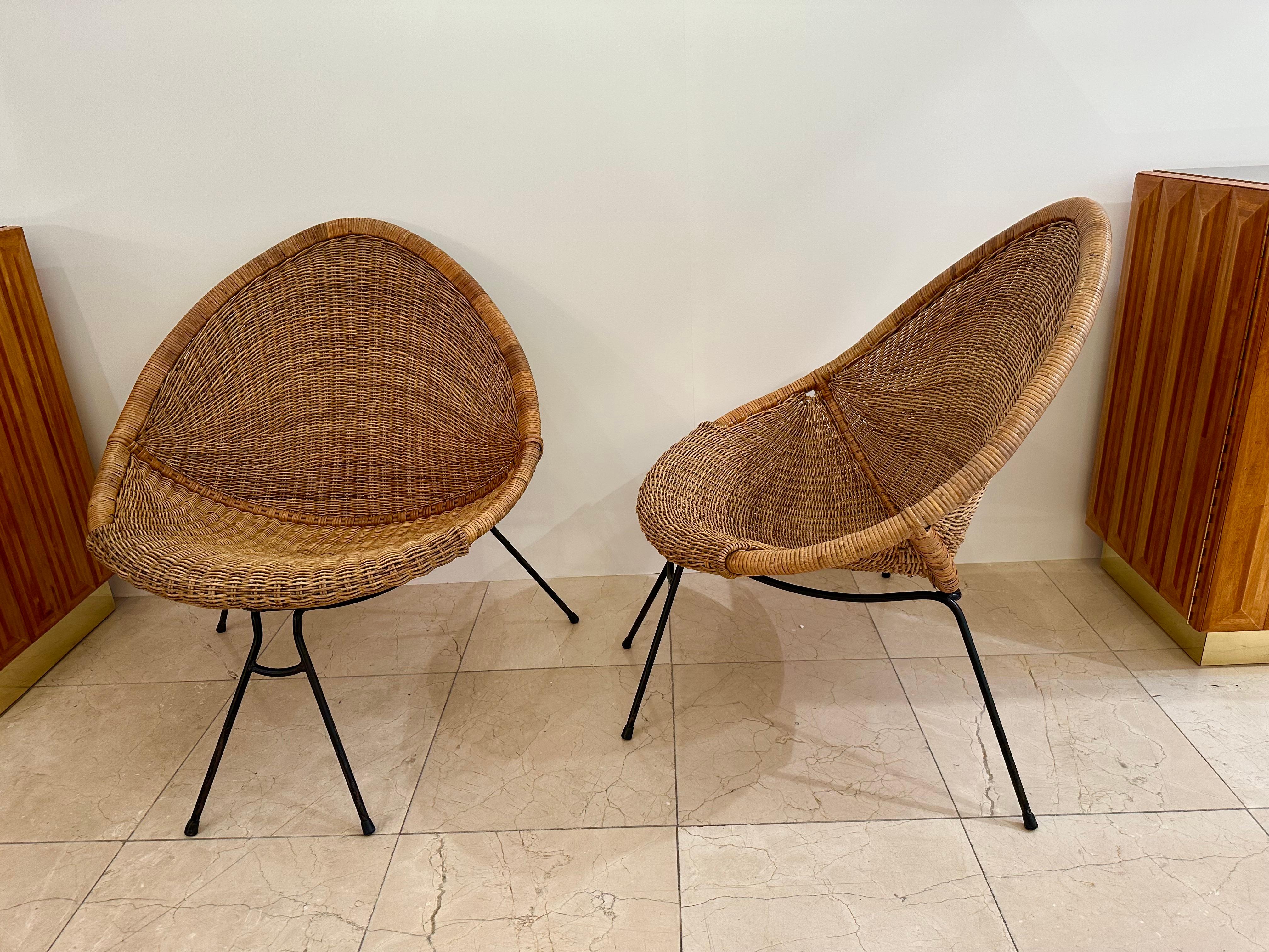 Fauteuils ou pantoufles en osier de rotin du milieu du siècle, pieds en métal noir, par Roberto Mango. Des designers italiens célèbres comme Janine Abraham, Mathieu Matégot, Vivai Del Sud, Maison Jansen, Galerie Maison et Jardin, Ferdinando