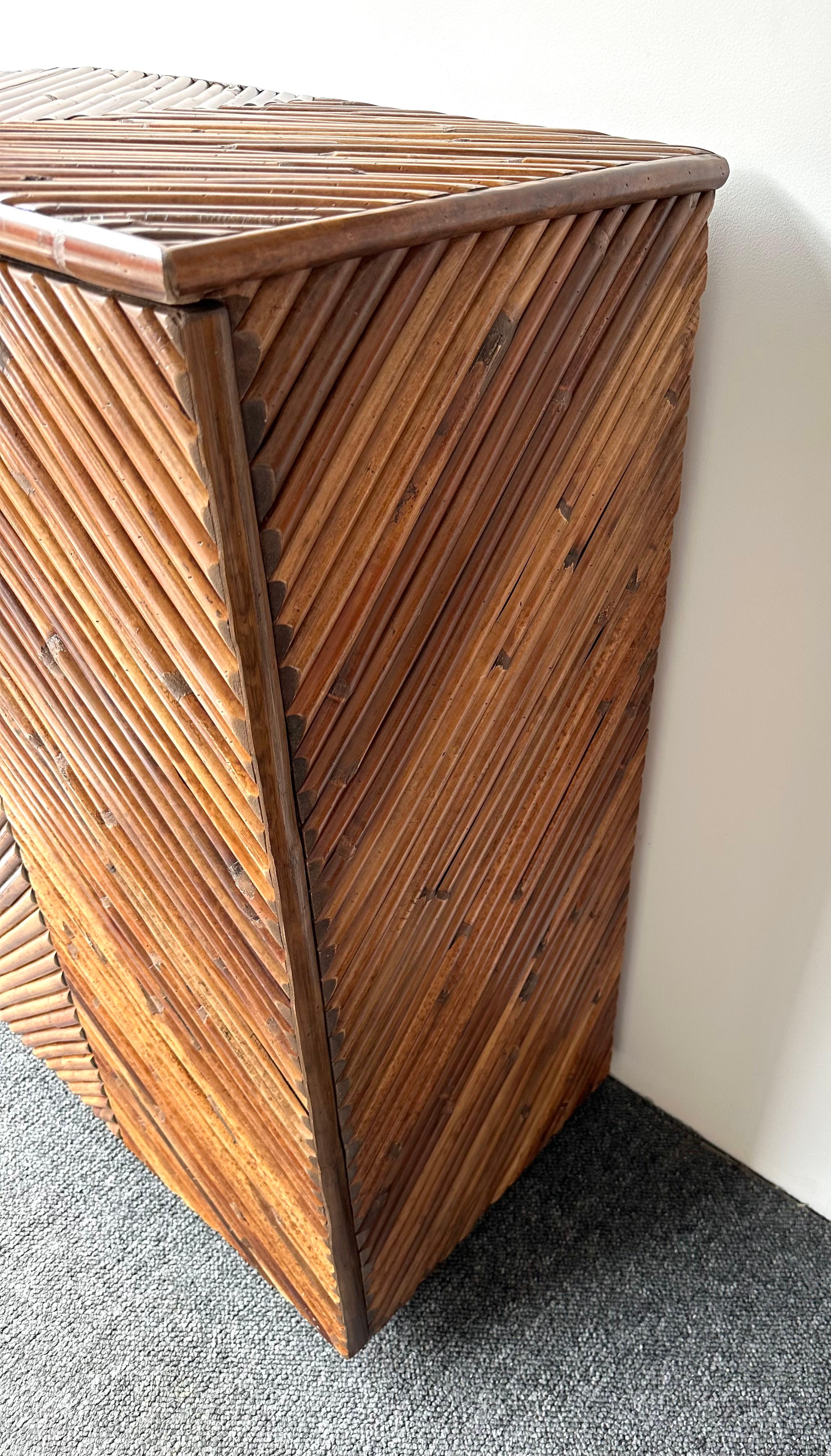 Mid-Century Modern Pair of Rattan Malacca Brass Cupboards Cabinets. Italy, 1980s en venta 5