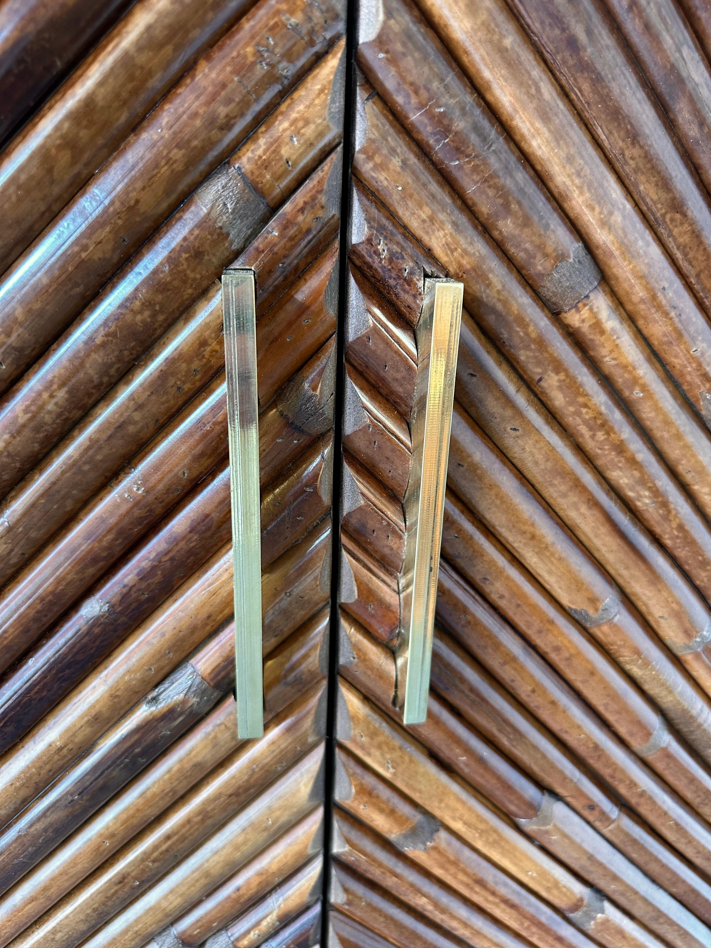 Mid-Century Modern Pair of Rattan Malacca Brass Cupboards Cabinets. Italy, 1980s Italiano en venta