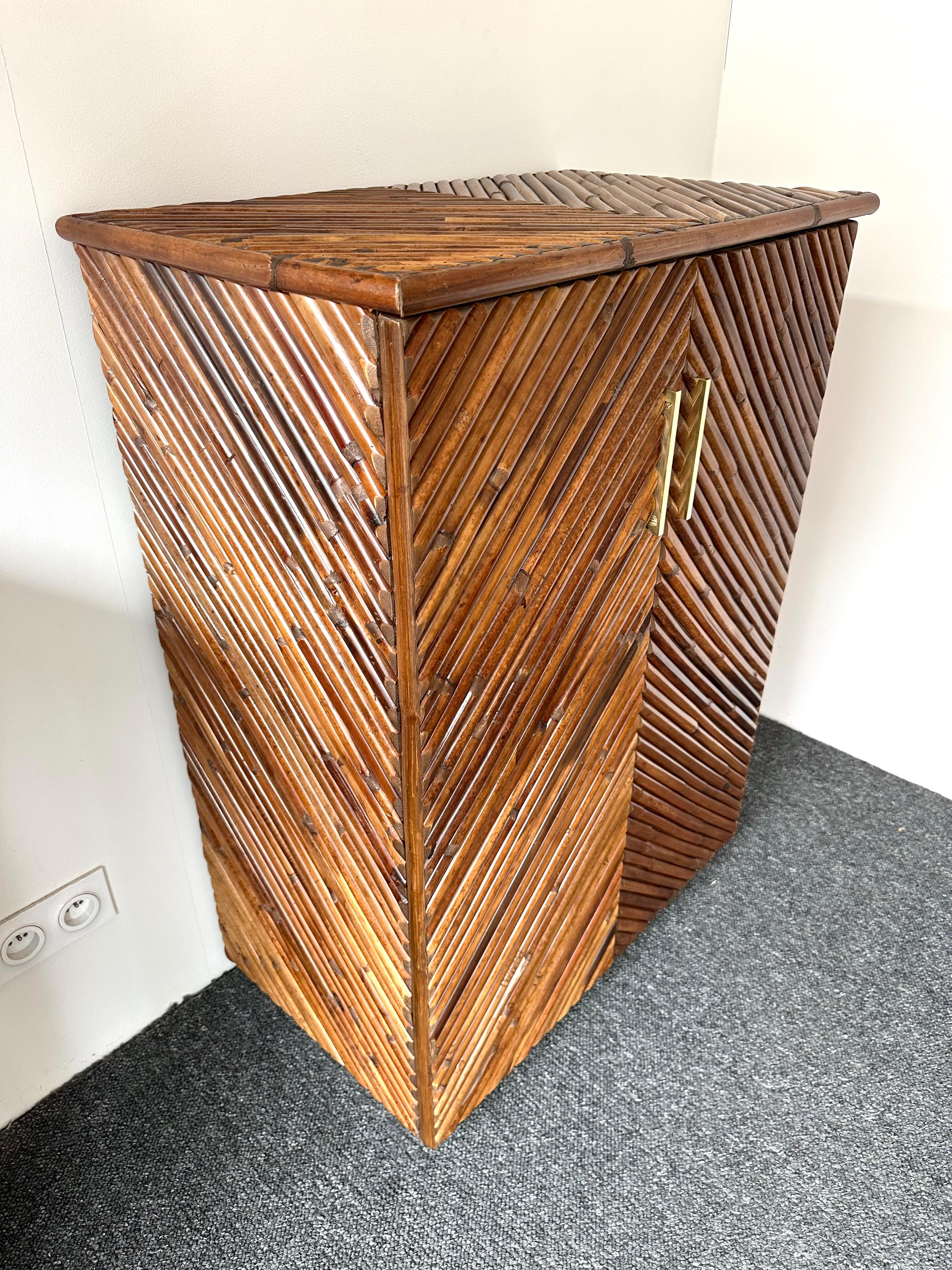 Mid-Century Modern Pair of Rattan Malacca Brass Cupboards Cabinets. Italy, 1980s Marquetería en venta