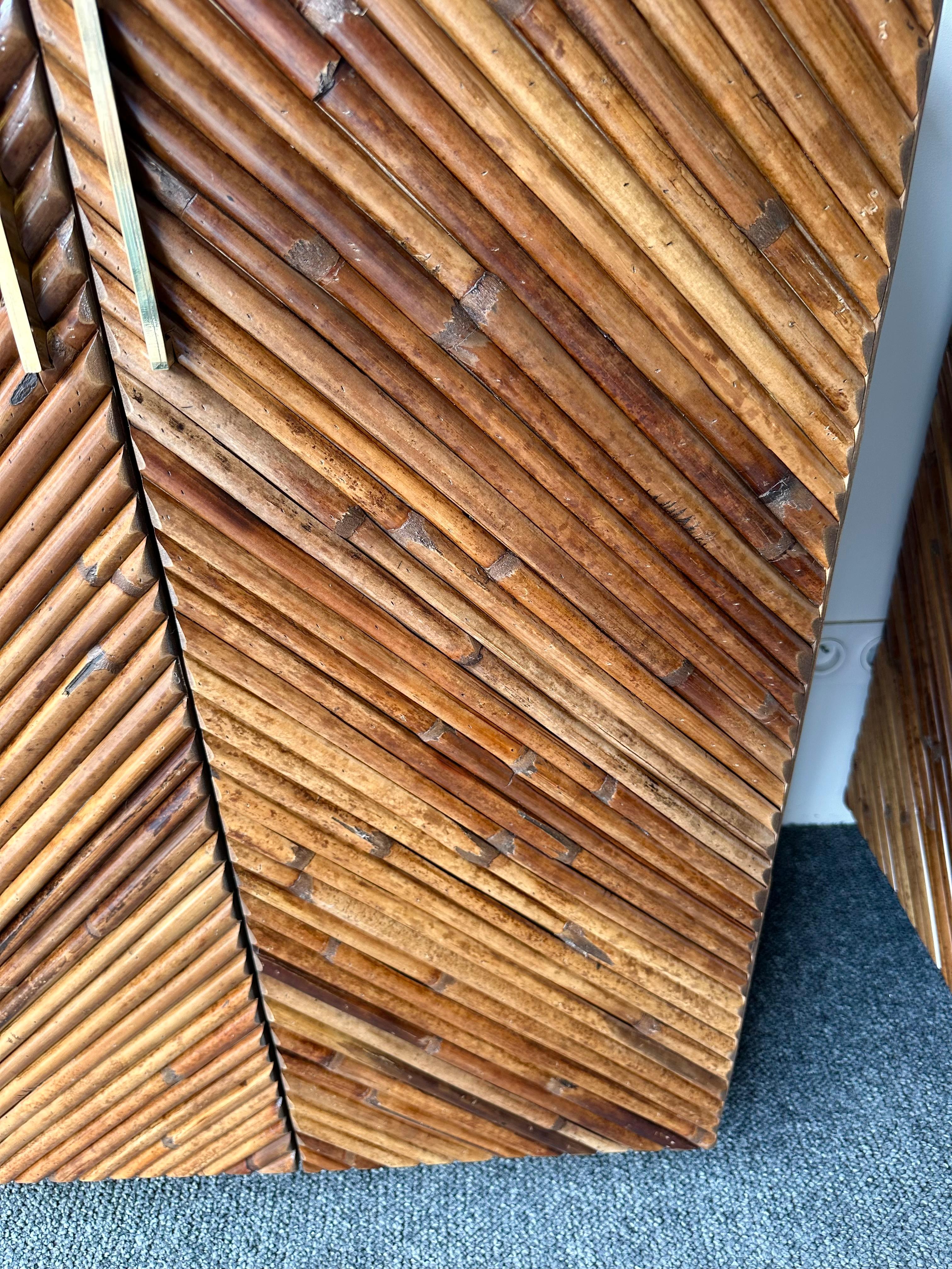 Mid-Century Modern Pair of Rattan Malacca Brass Cupboards Cabinets. Italy, 1980s en Bueno estado para la venta en SAINT-OUEN, FR