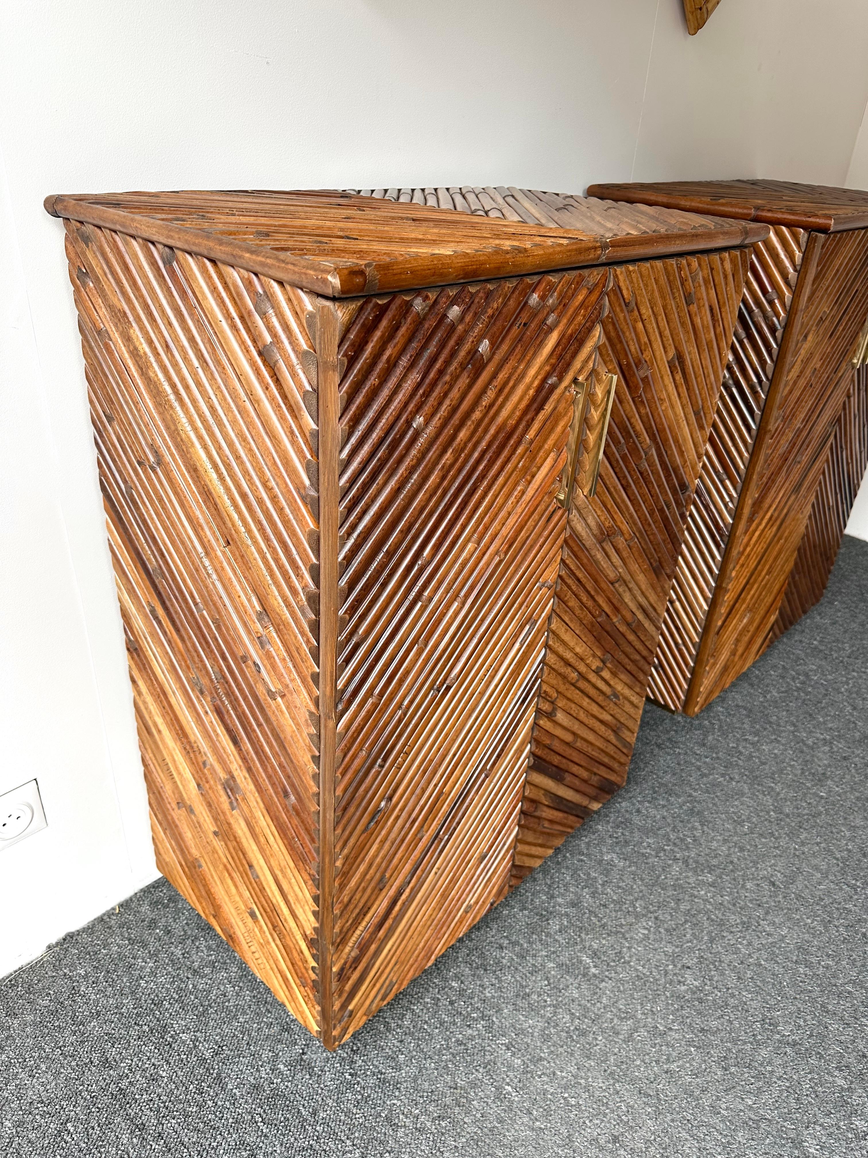 Mid-Century Modern Pair of Rattan Malacca Brass Cupboards Cabinets. Italy, 1980s en venta 1