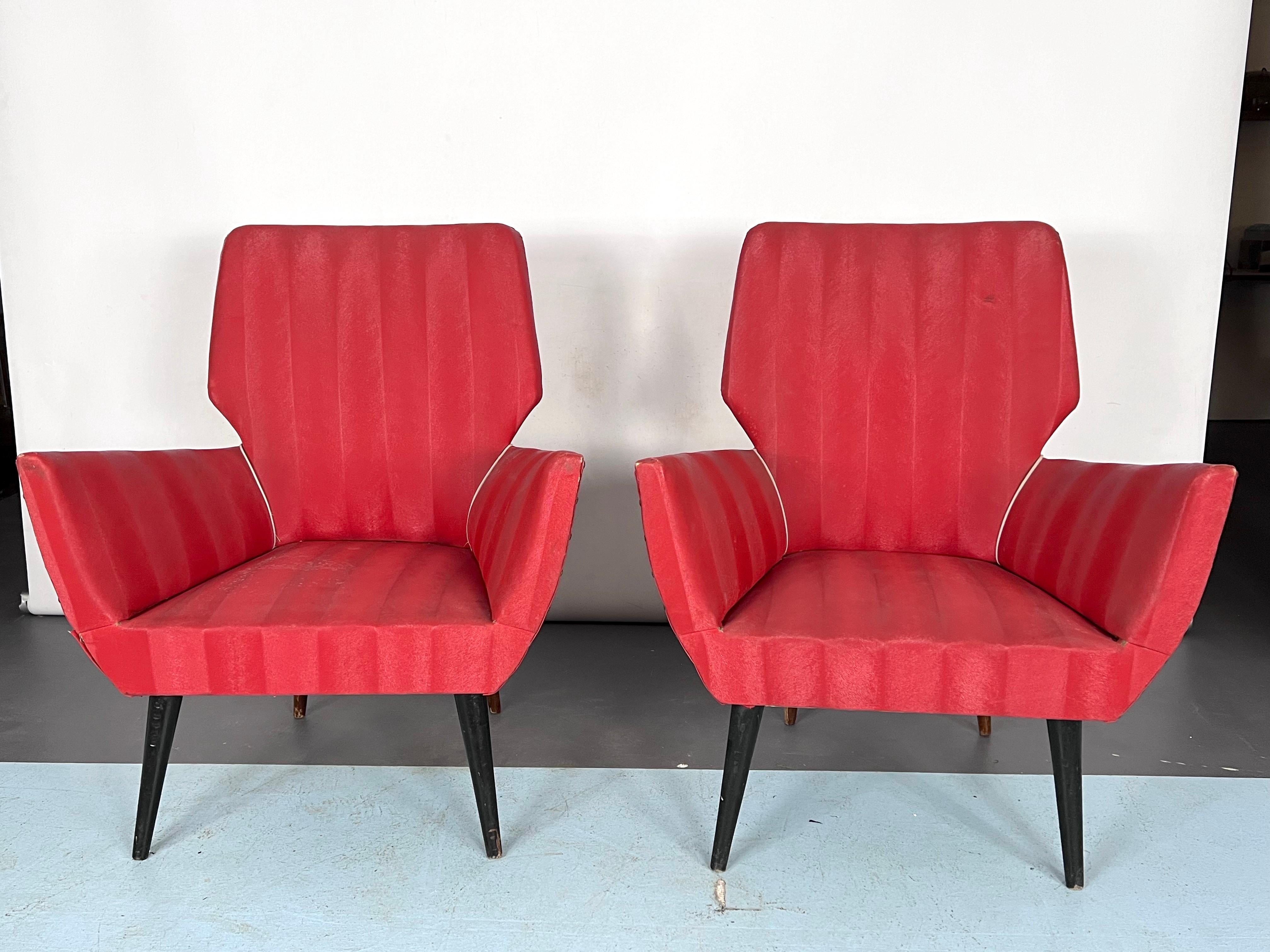 Condizioni vintage con tracce di età e d'uso per questo set di due poltrone italiane con gambe in Wood. Il tessuto plastico può presentare alcuni piccoli difetti.
