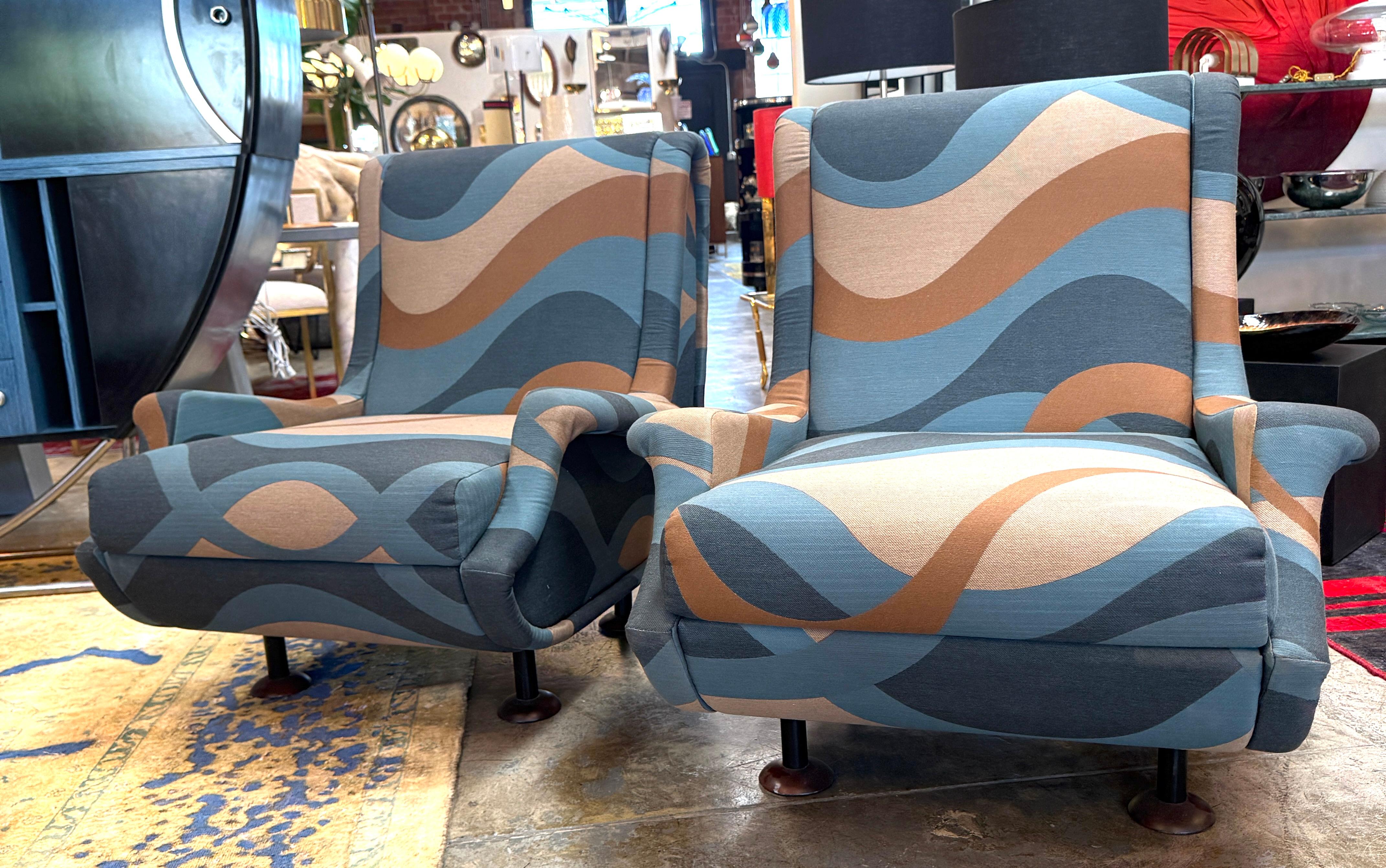 Eleva le tue sedute con il fascino Mid-Century Modern di una coppia di poltrone 