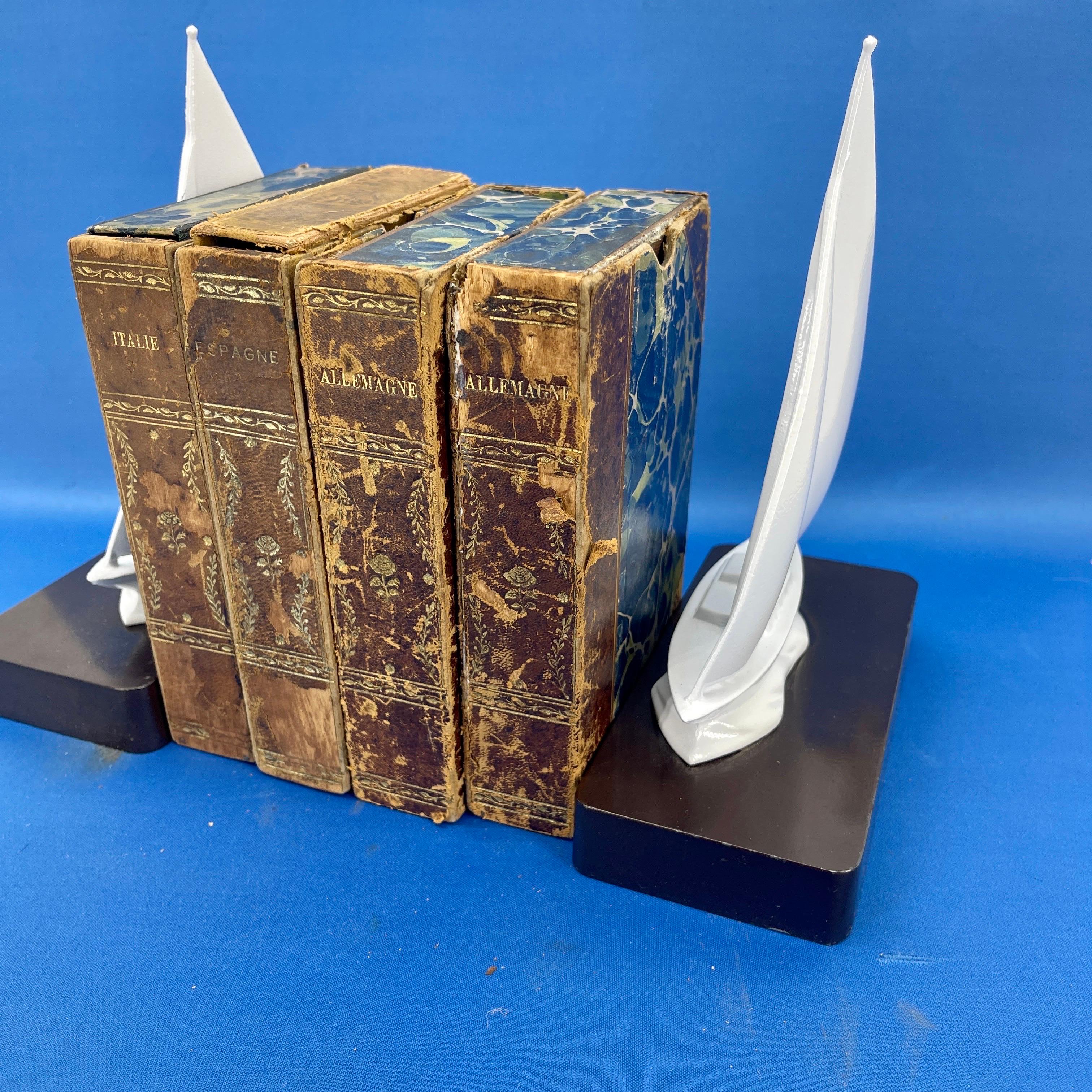 Laiton Paire de serre-livres voiliers modernes du milieu du siècle dernier, blanc poudré  en vente