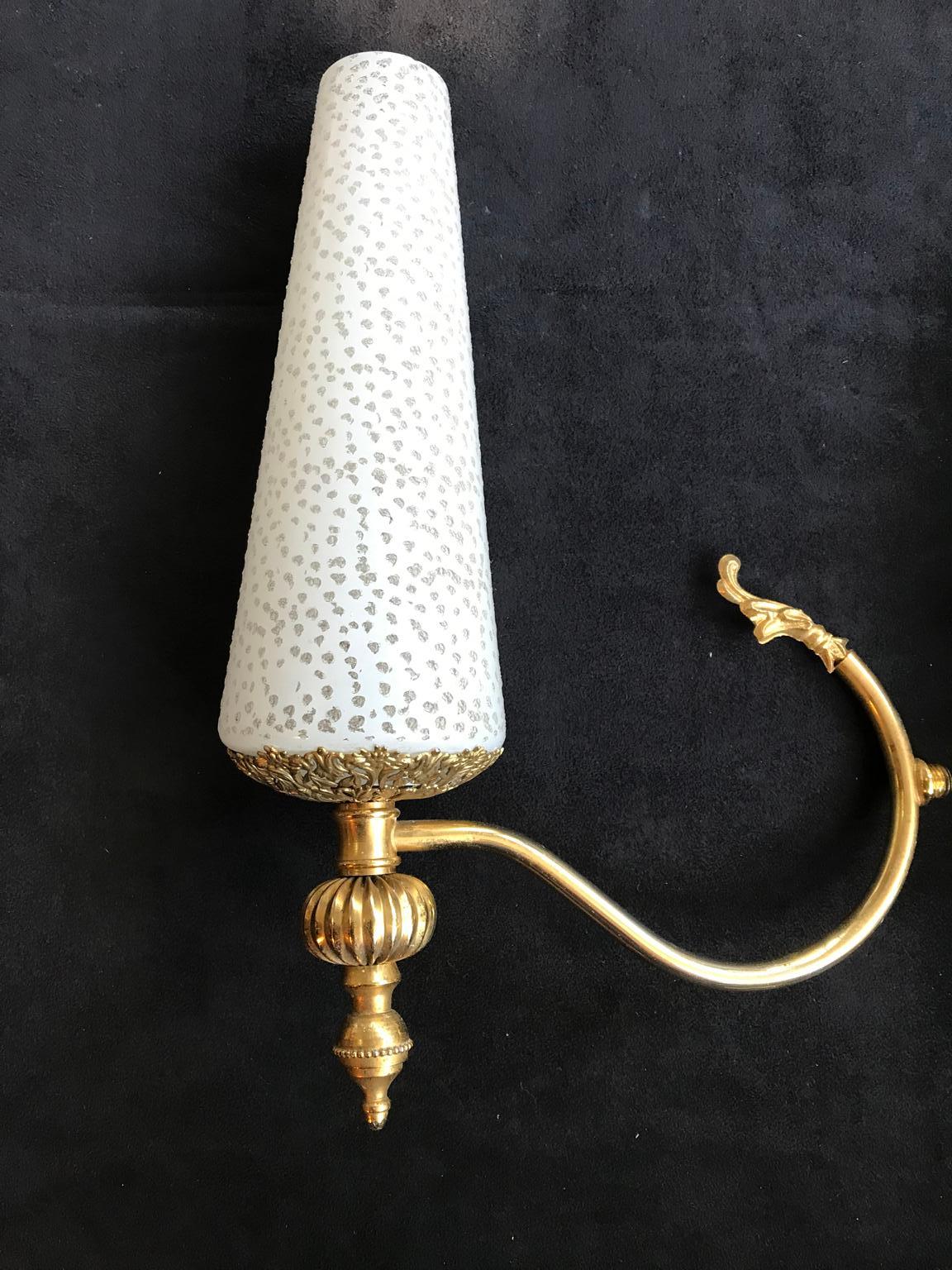 French pair of wall lamp sconces in gilt metal and decorated white glasses. Midcentury style.
Measures: Support diameter 1 cm
Weight: 0.8 Kg.