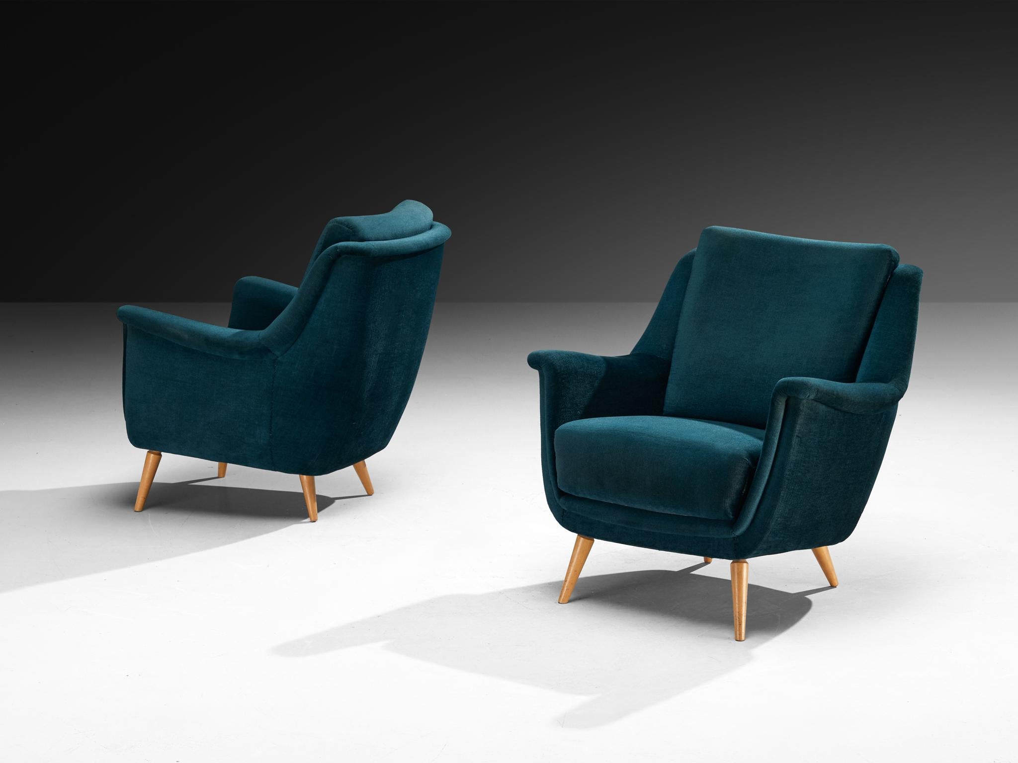 Coppia di sedie lounge, velluto, faggio, Europa, anni '60

La forma delle poltrone è decisamente organica, caratterizzata da un senso di continuità fluida nelle curve dei braccioli e dello schienale. I braccioli si sollevano delicatamente dalla