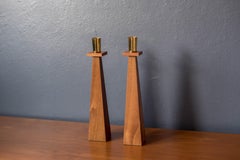 Coppia di portacandele scultorei in legno di noce e ottone della metà del secolo scorso