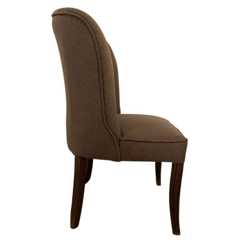 Paire de chaises d'appoint de style moderne du milieu du siècle, rembourrées, avec un tissu brun texturé, un passepoil et des pieds cannelés en bois foncé.