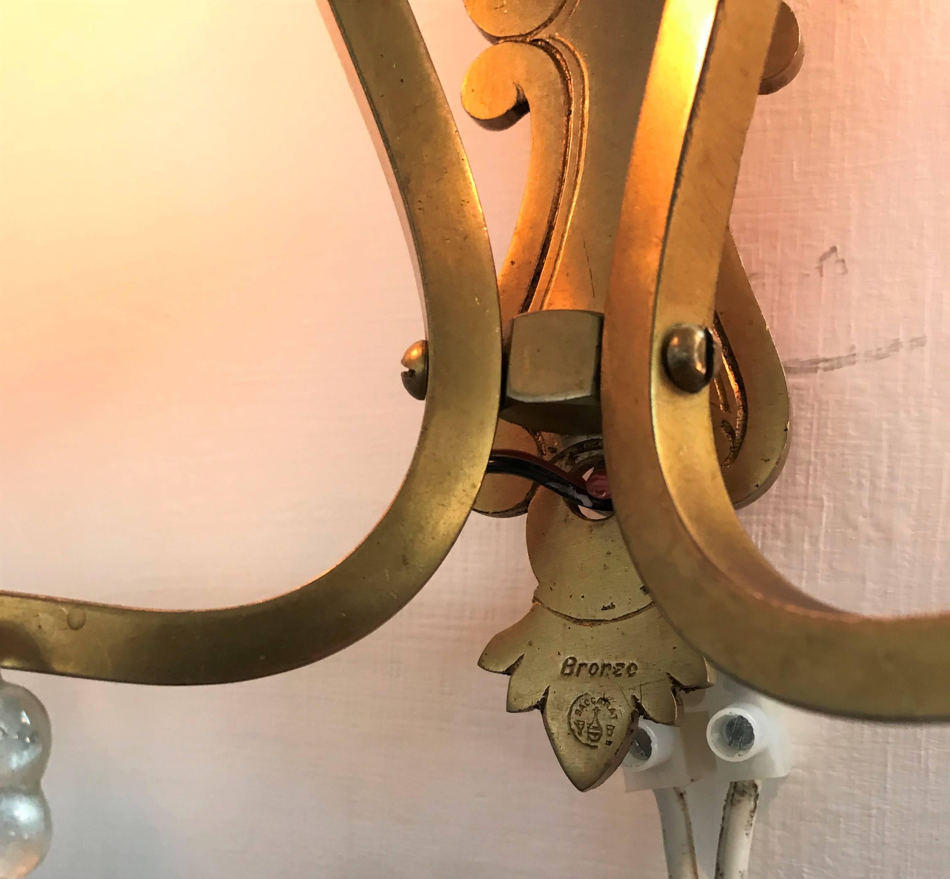 Bronzo Coppia di lampade firmate in bronzo e cristallo di Baccarat, Francia, della metà del secolo scorso in vendita
