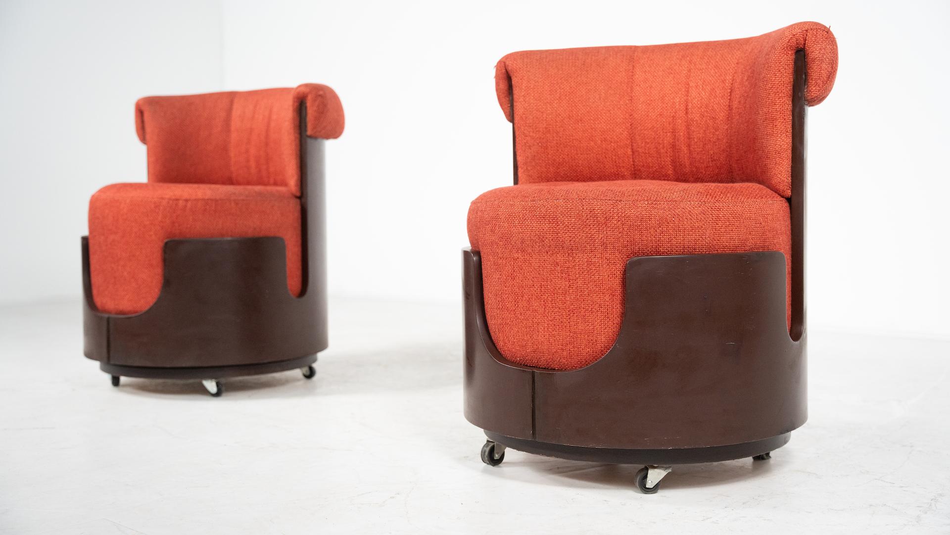 Pareja de pequeños sillones modernos de mediados de siglo, Italia, tela original en Bueno estado para la venta en Brussels, BE