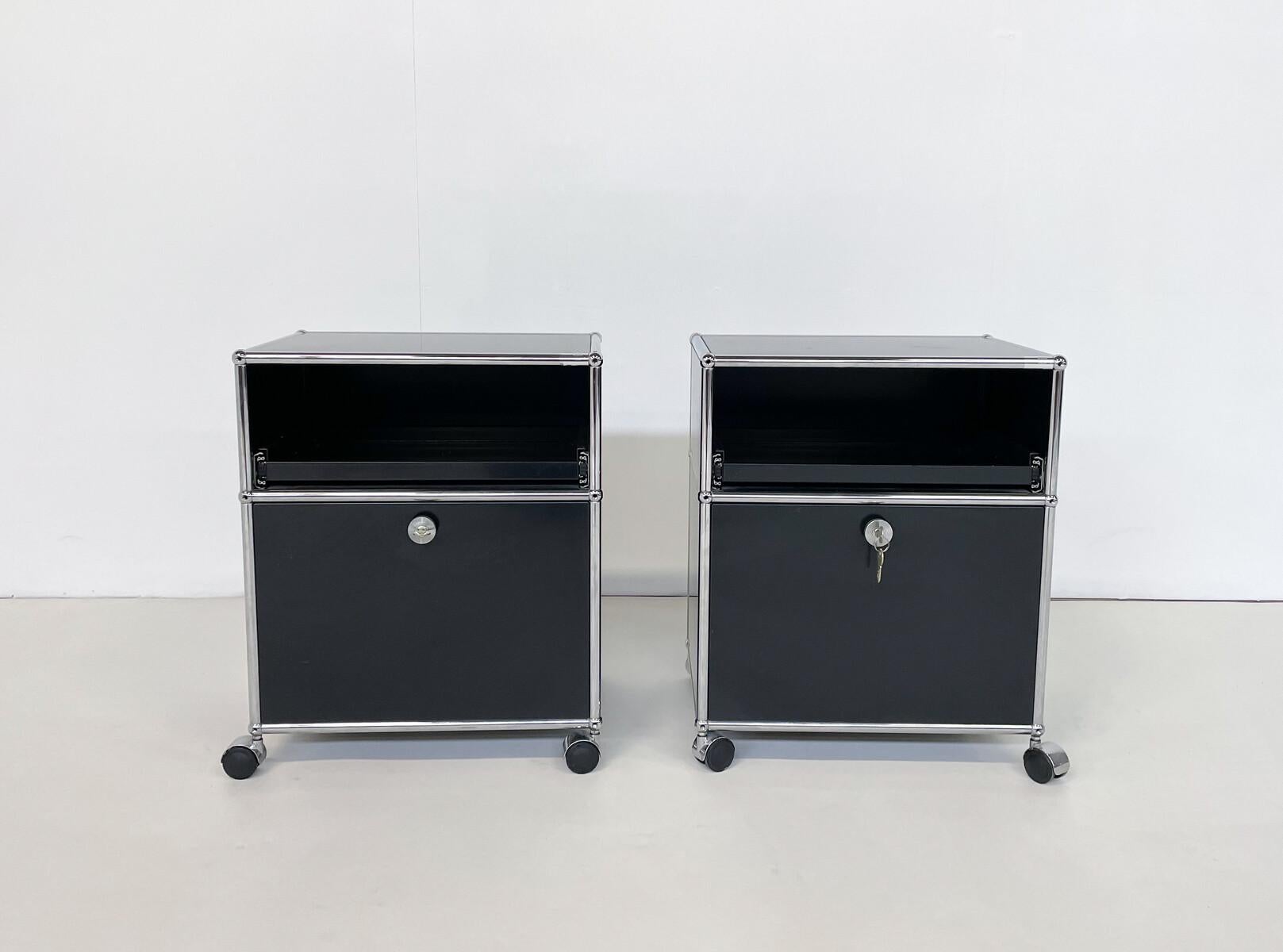 Métal Paire de petites armoires modernes du milieu du siècle par USM Haller, Suisse, années 1960 en vente